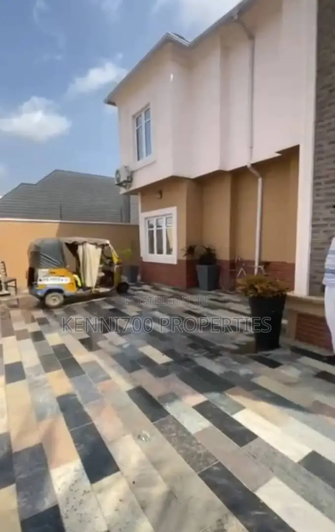 5bdrm Duplex in Unilag Estate, GRA Phase 1 for sale in GRA Phase 1
