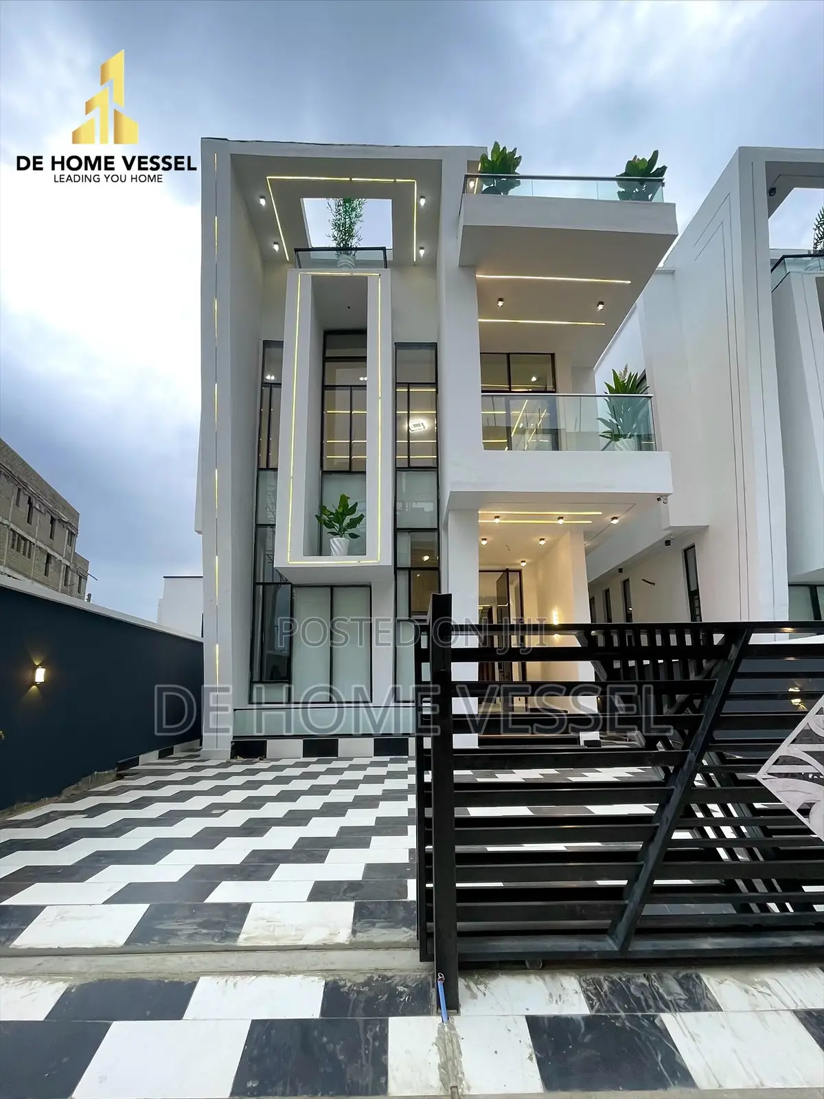 5bdrm Duplex in Chevron for sale in Chevron