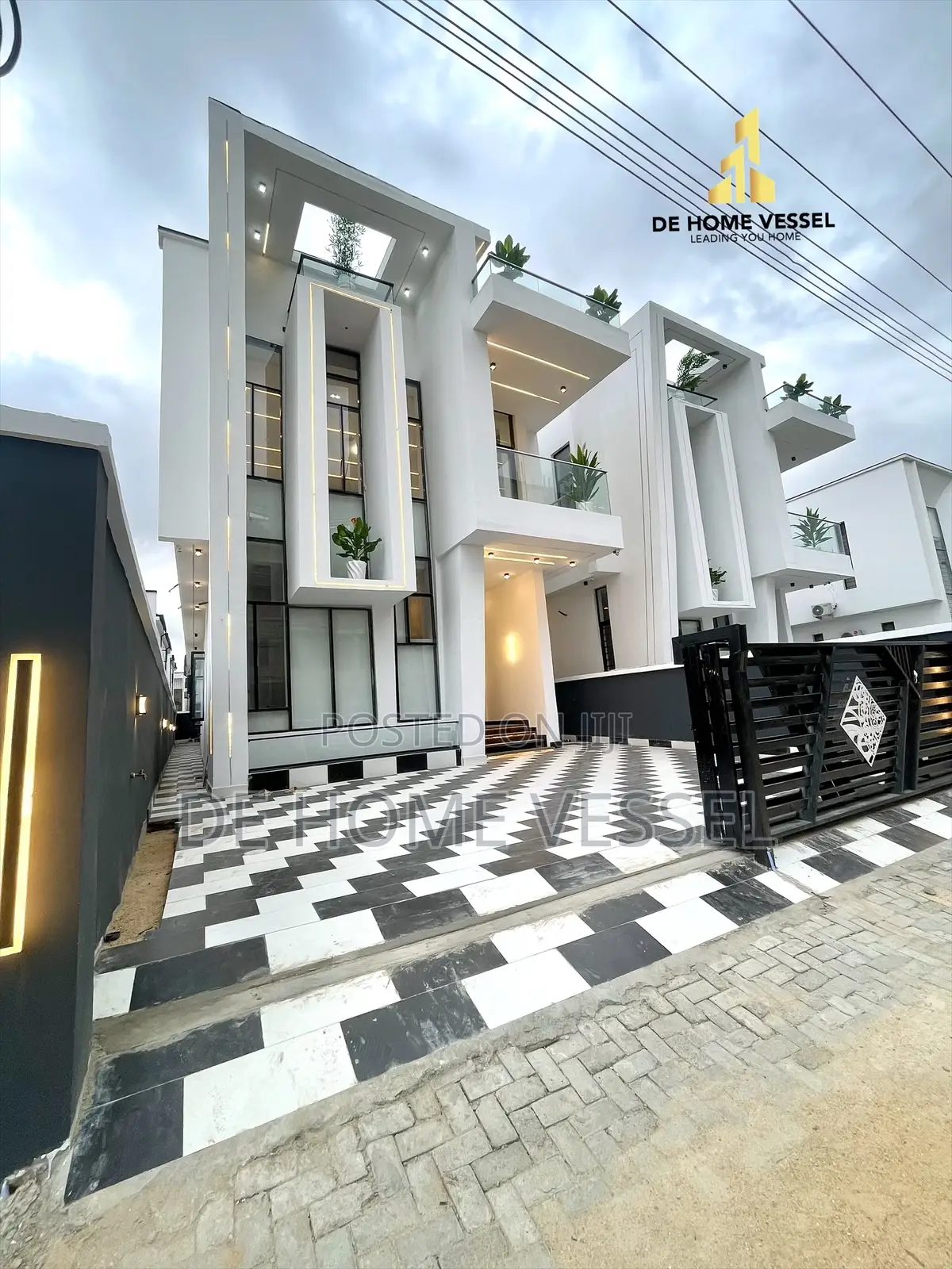 5bdrm Duplex in Chevron for sale in Chevron