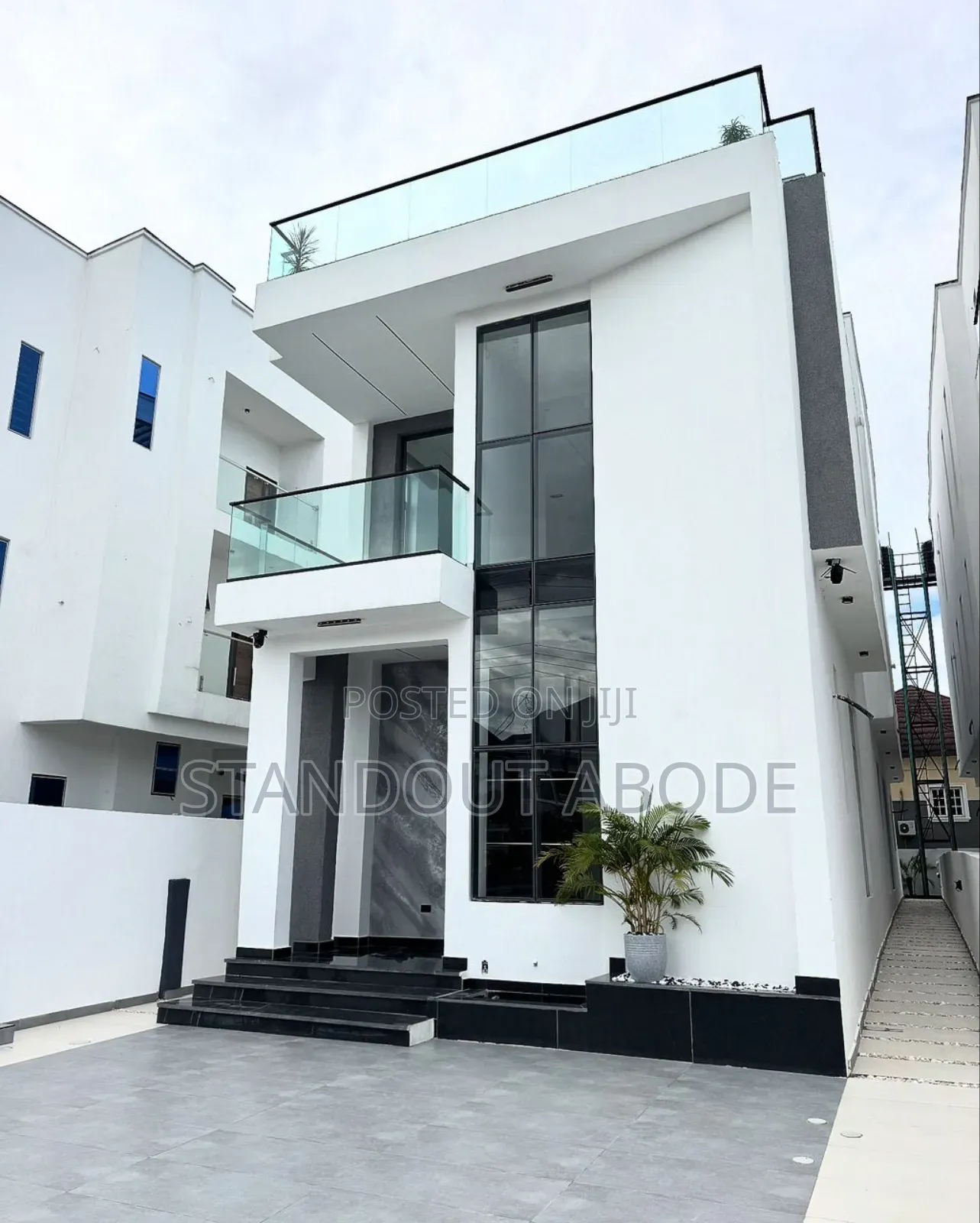 5bdrm Duplex in Chevron for sale in Chevron