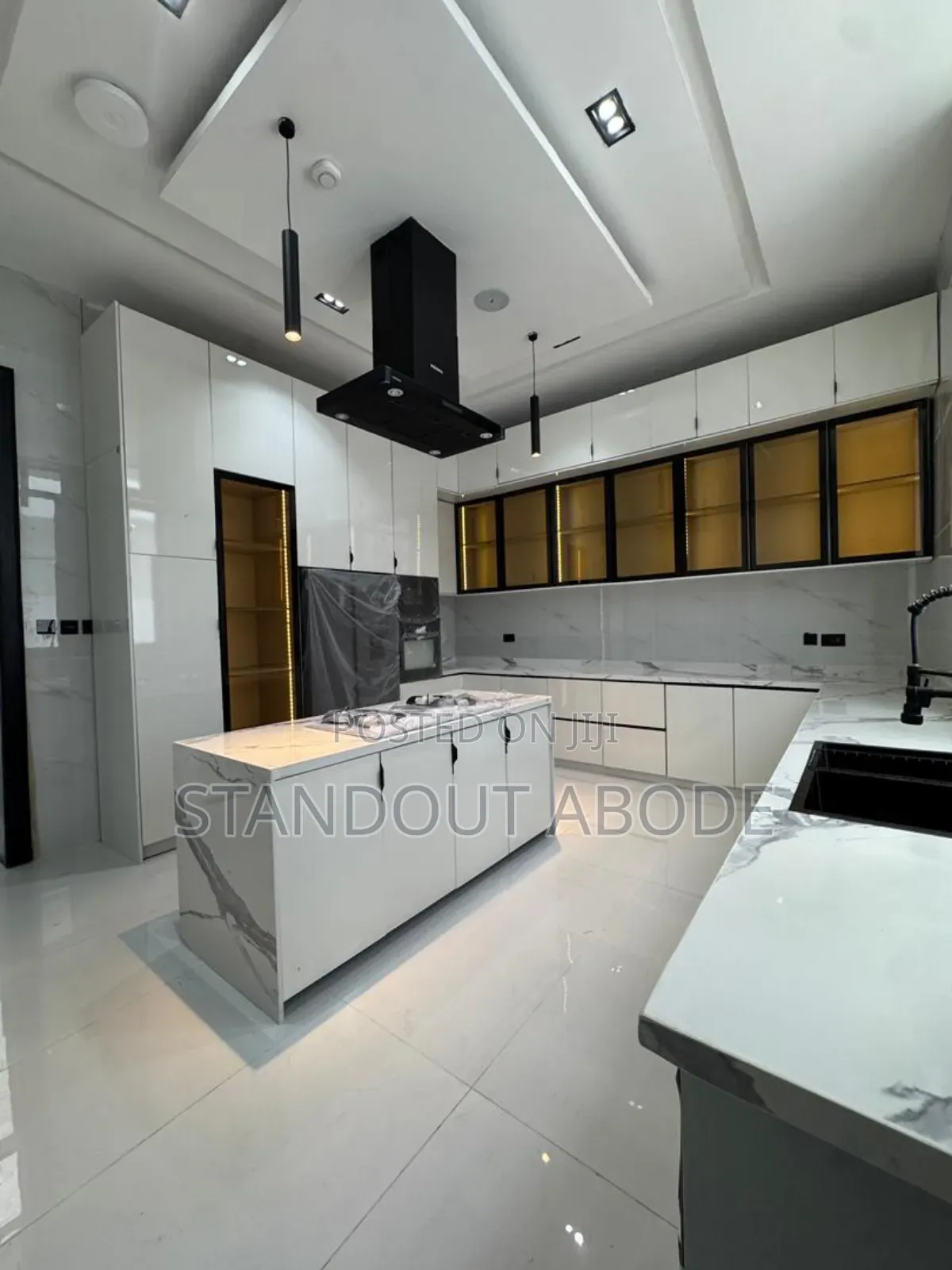 5bdrm Duplex in Chevron for sale in Chevron