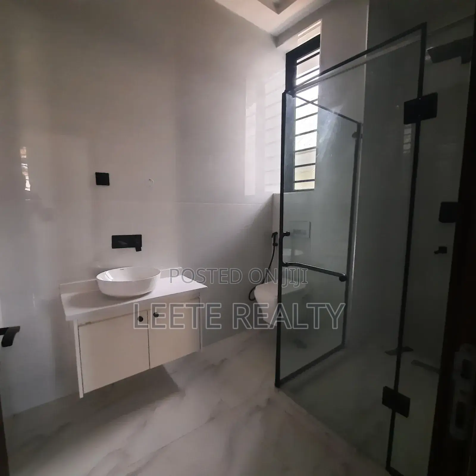 5bdrm Duplex in Apo Resettlement for sale in Apo Resettlement