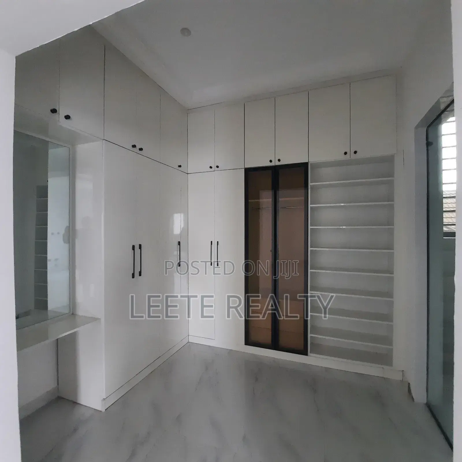 5bdrm Duplex in Apo Resettlement for sale in Apo Resettlement