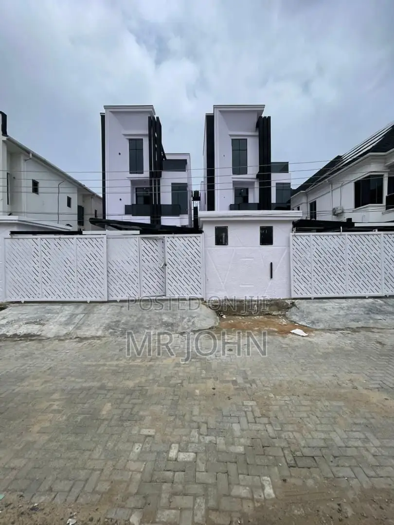 5bdrm Mansion in Orchid Road, Lekki for sale in Lekki