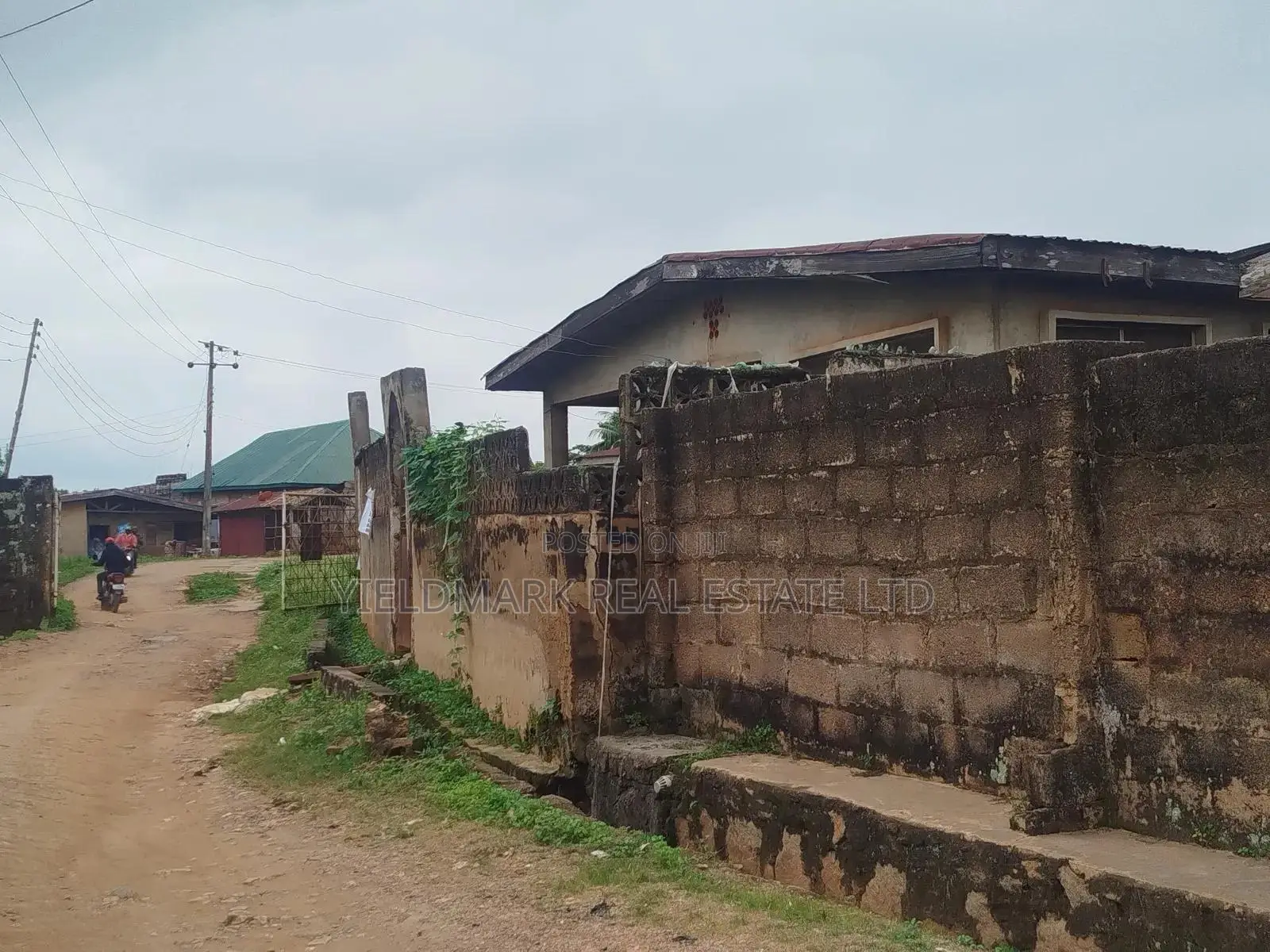 Hot Deal! Land With Demolishable Building Near Oau Road 7 Gate, Ife in Ife