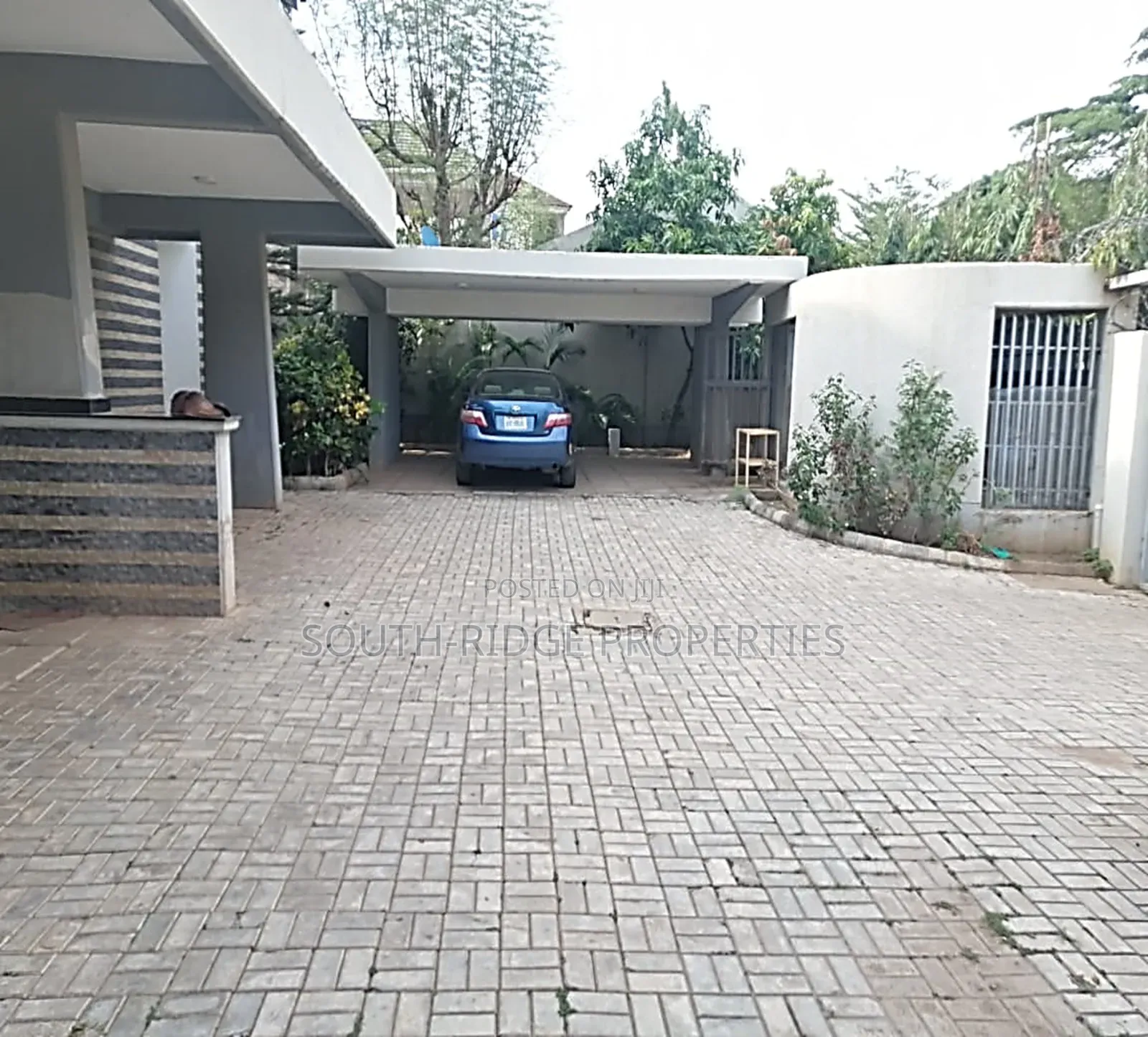 6bdrm Duplex in Legislative Quarters, Apo District for sale in Apo District