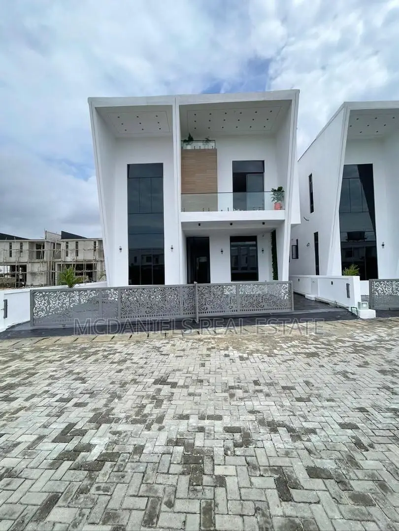 Furnished 5bdrm Duplex in Chevron for sale in Chevron