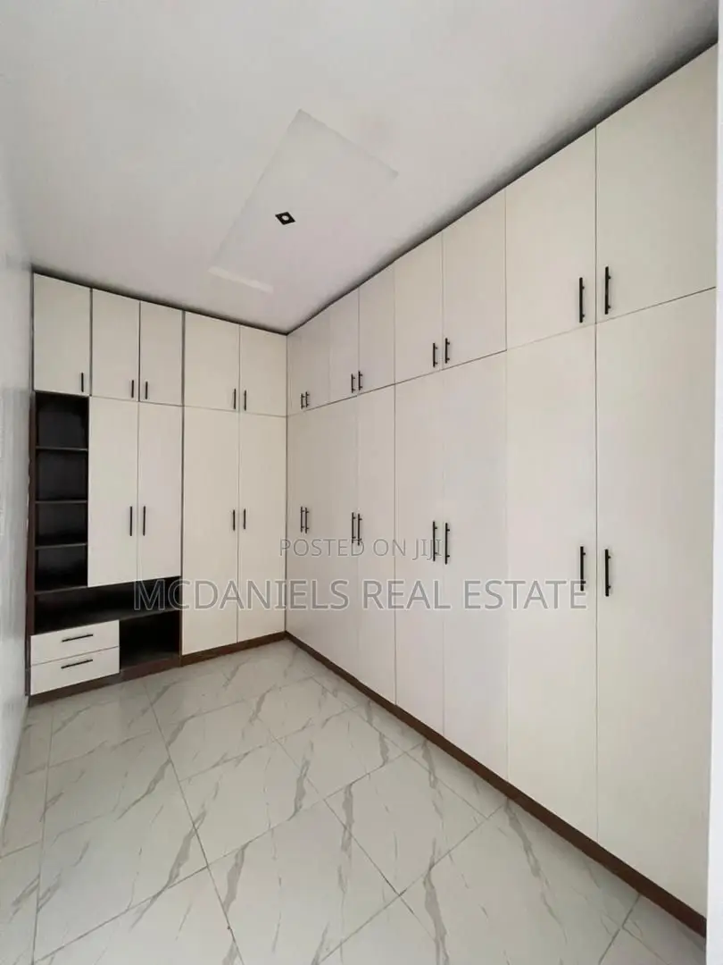 Furnished 5bdrm Duplex in Chevron for sale in Chevron