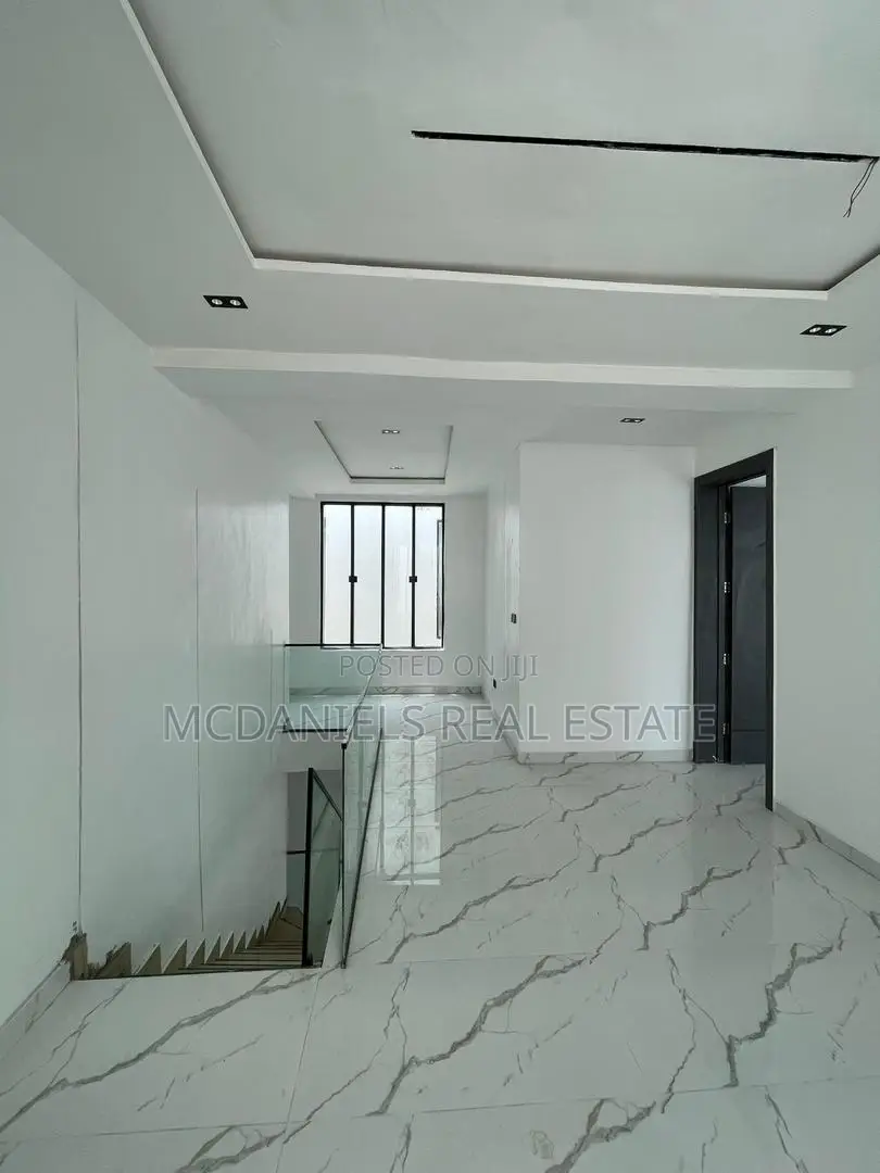 Furnished 5bdrm Duplex in Chevron for sale in Chevron