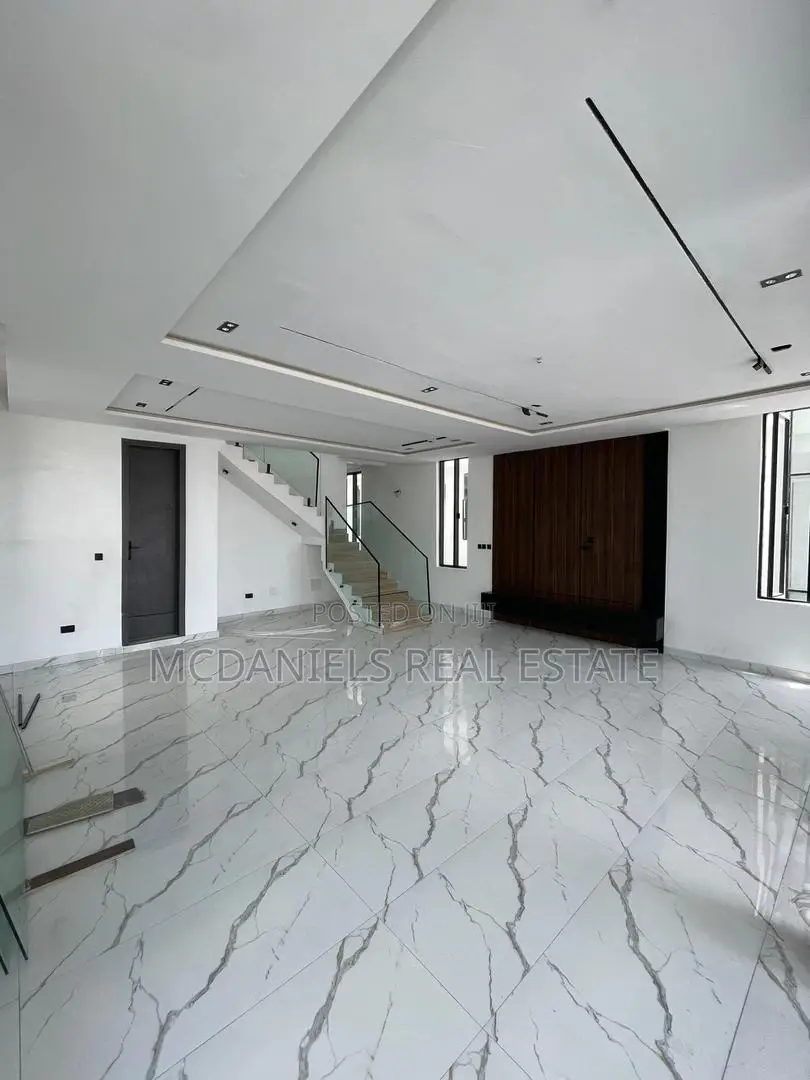 Furnished 5bdrm Duplex in Chevron for sale in Chevron