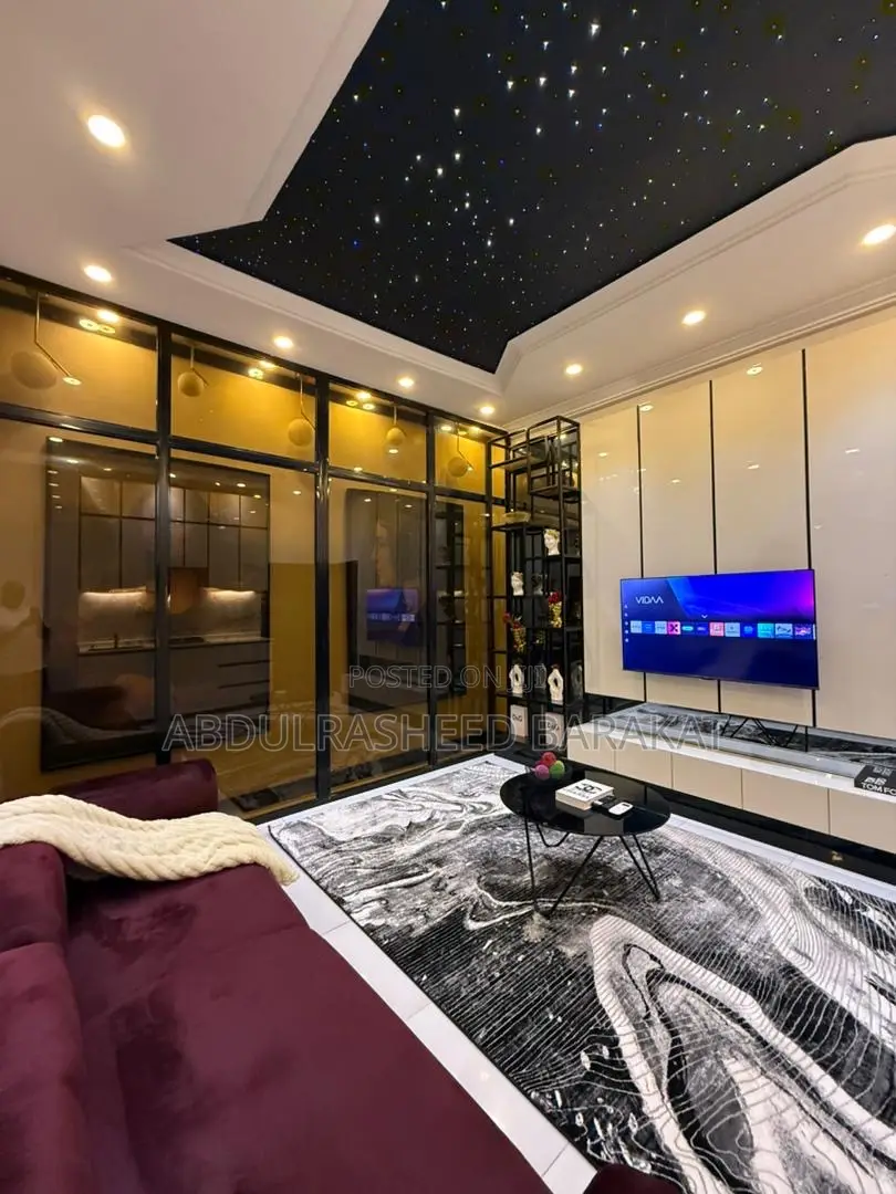 Deluxe 1 Bedroom Bathub Apartment With Red Room. in Chevron
