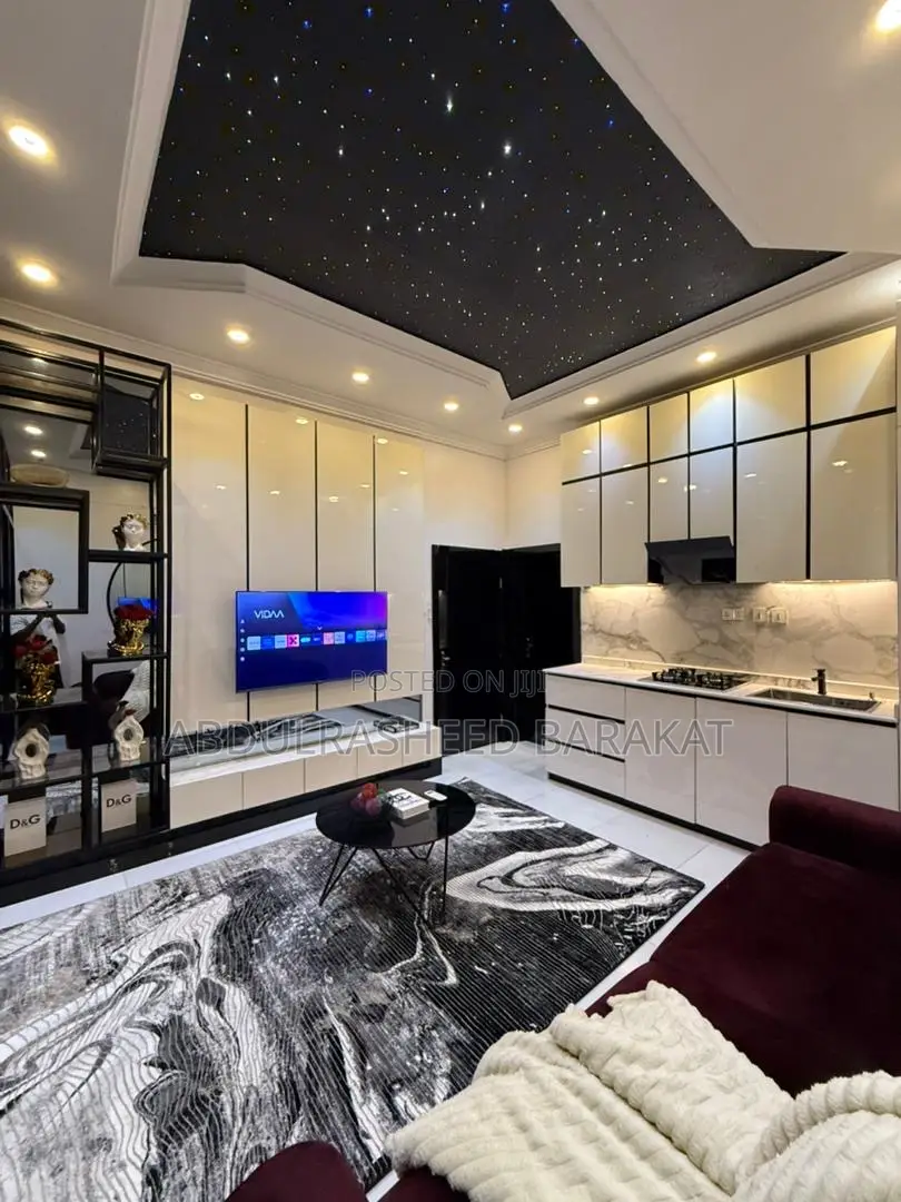 Deluxe 1 Bedroom Bathub Apartment With Red Room. in Chevron