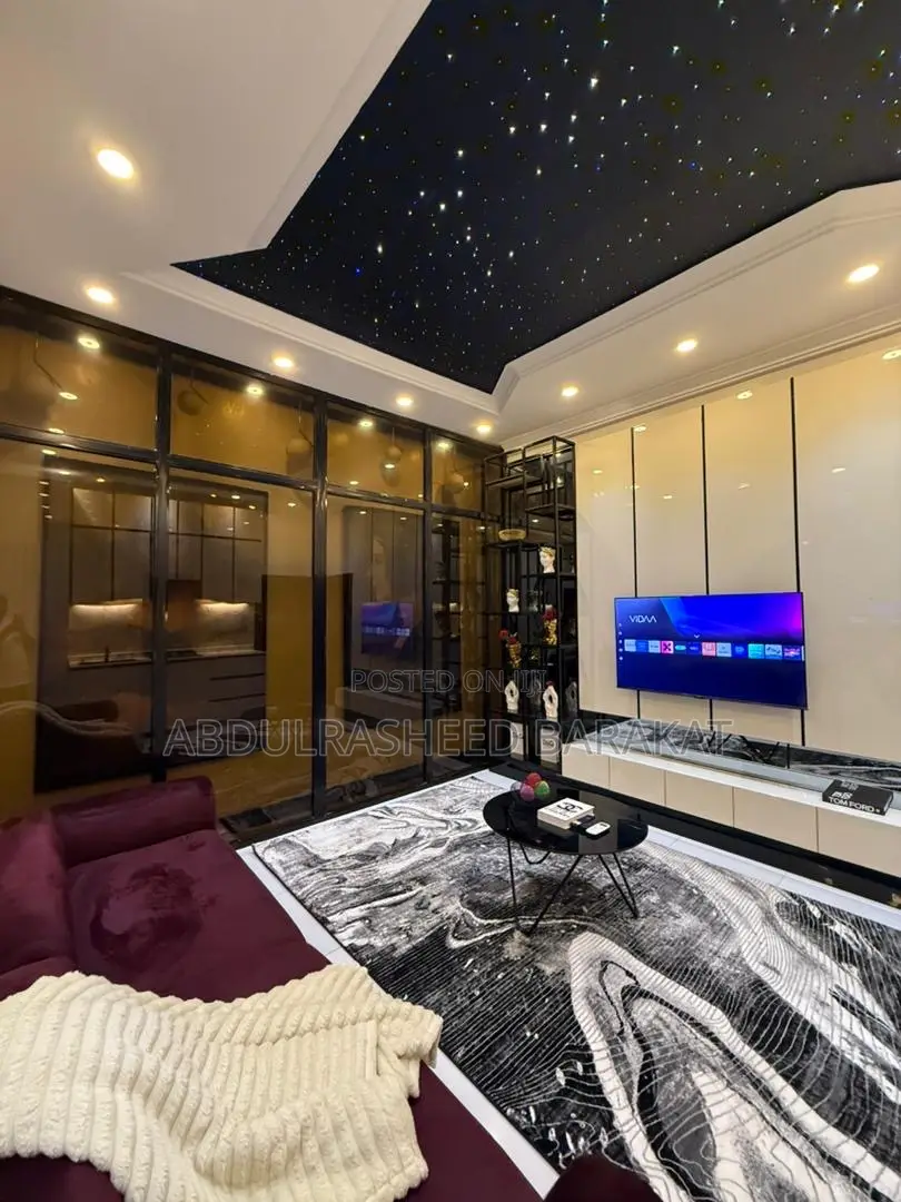 Deluxe 1 Bedroom Bathub Apartment With Red Room. in Chevron
