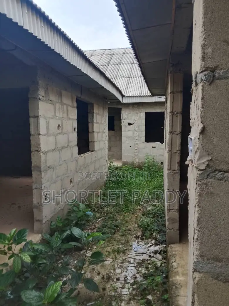 1bdrm Block of Flats in Bayeku, Ikorodu for sale in Ikorodu