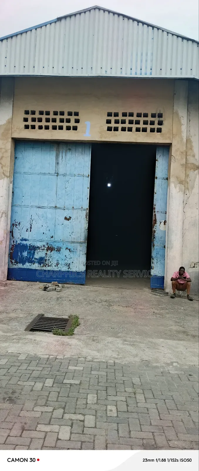 Warehouse 1750sqm at Apapa Oshodi Express Way in Airport Road / Oshodi