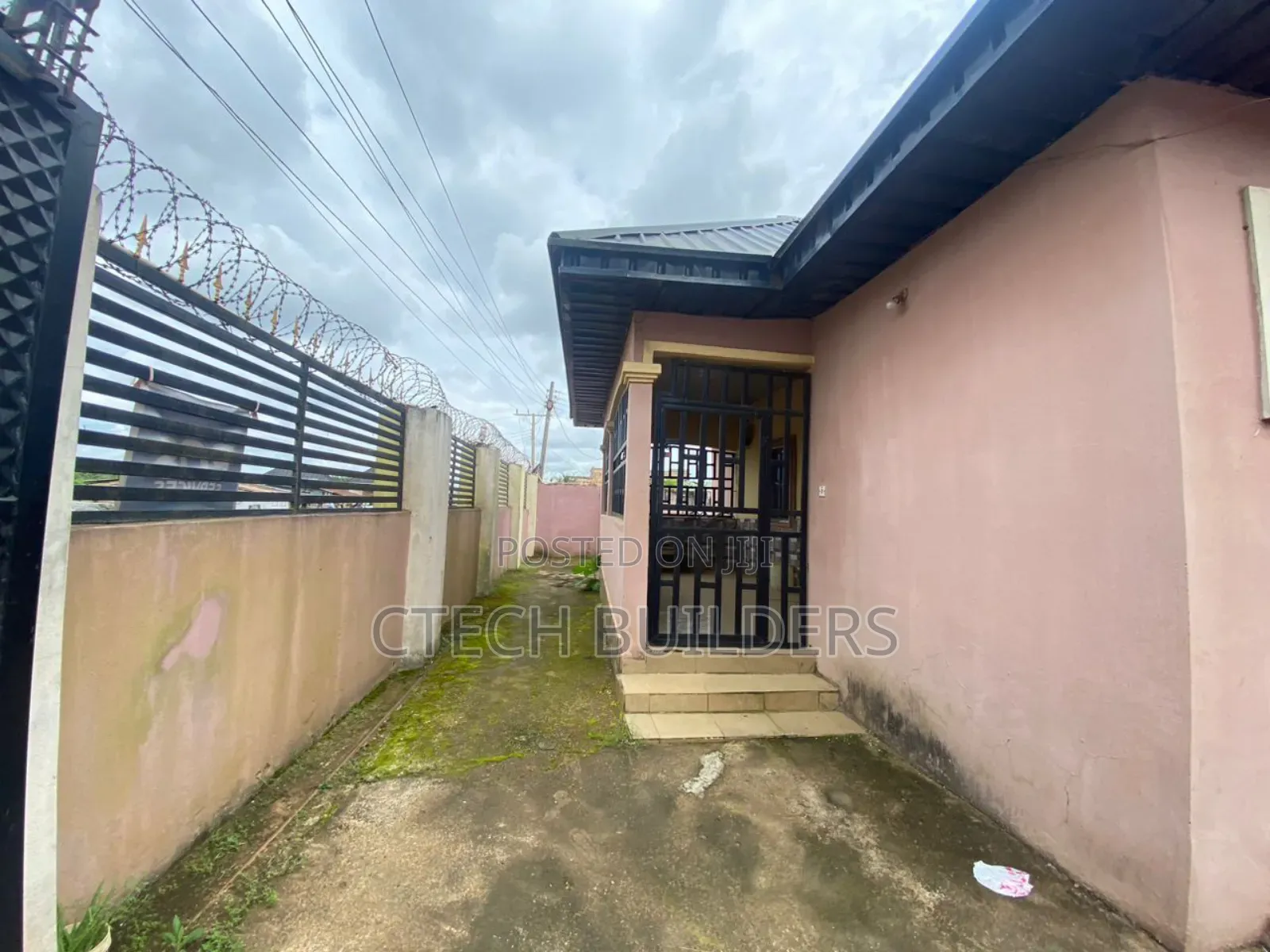 7bdrm Block of Flats in Benin City for sale in Benin City