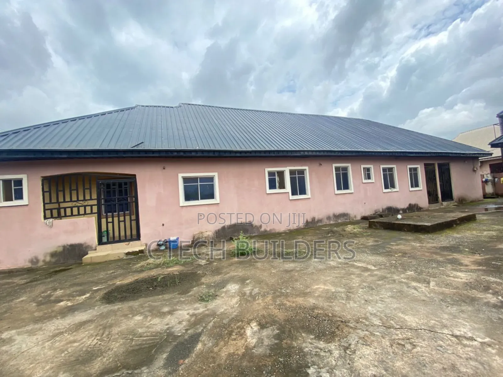 7bdrm Block of Flats in Benin City for sale in Benin City