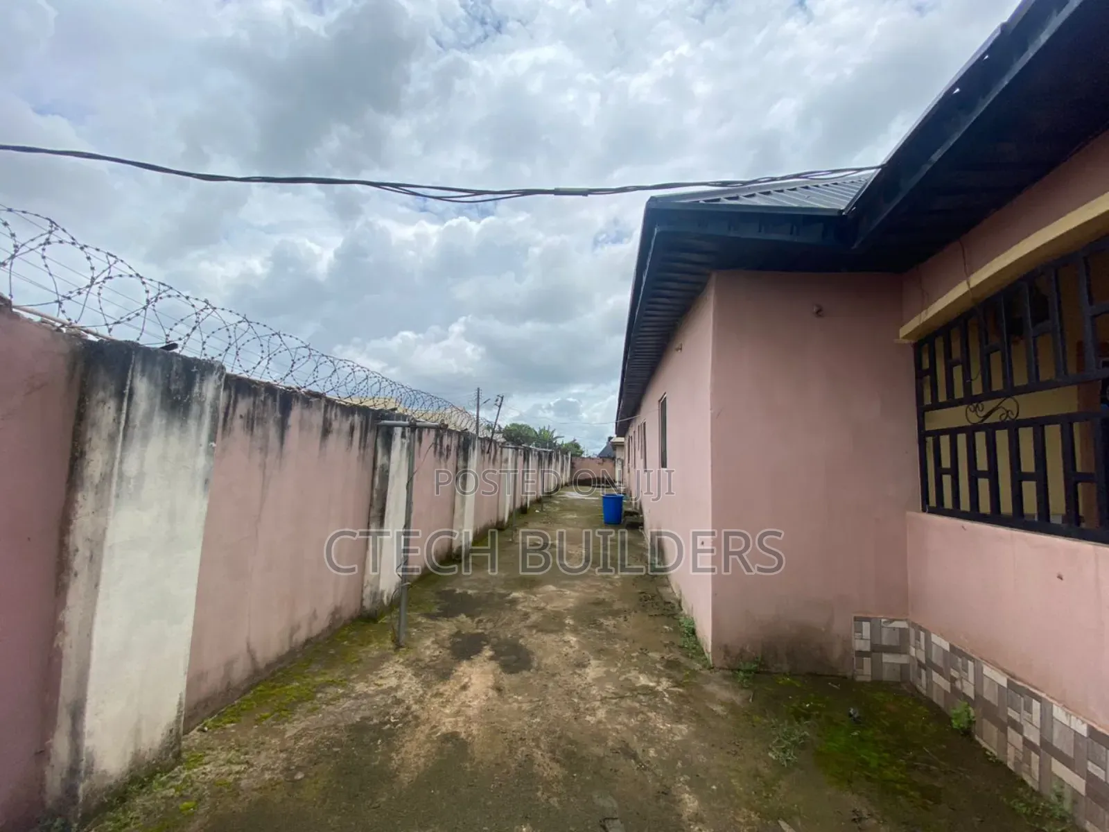7bdrm Block of Flats in Benin City for sale in Benin City