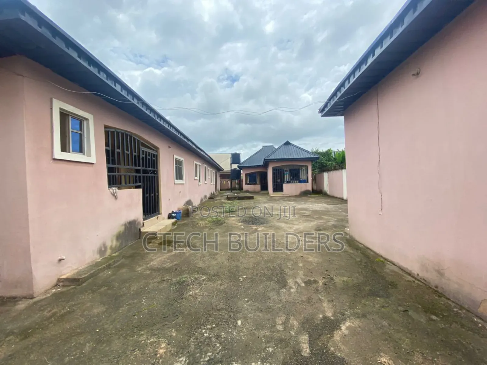 7bdrm Block of Flats in Benin City for sale in Benin City