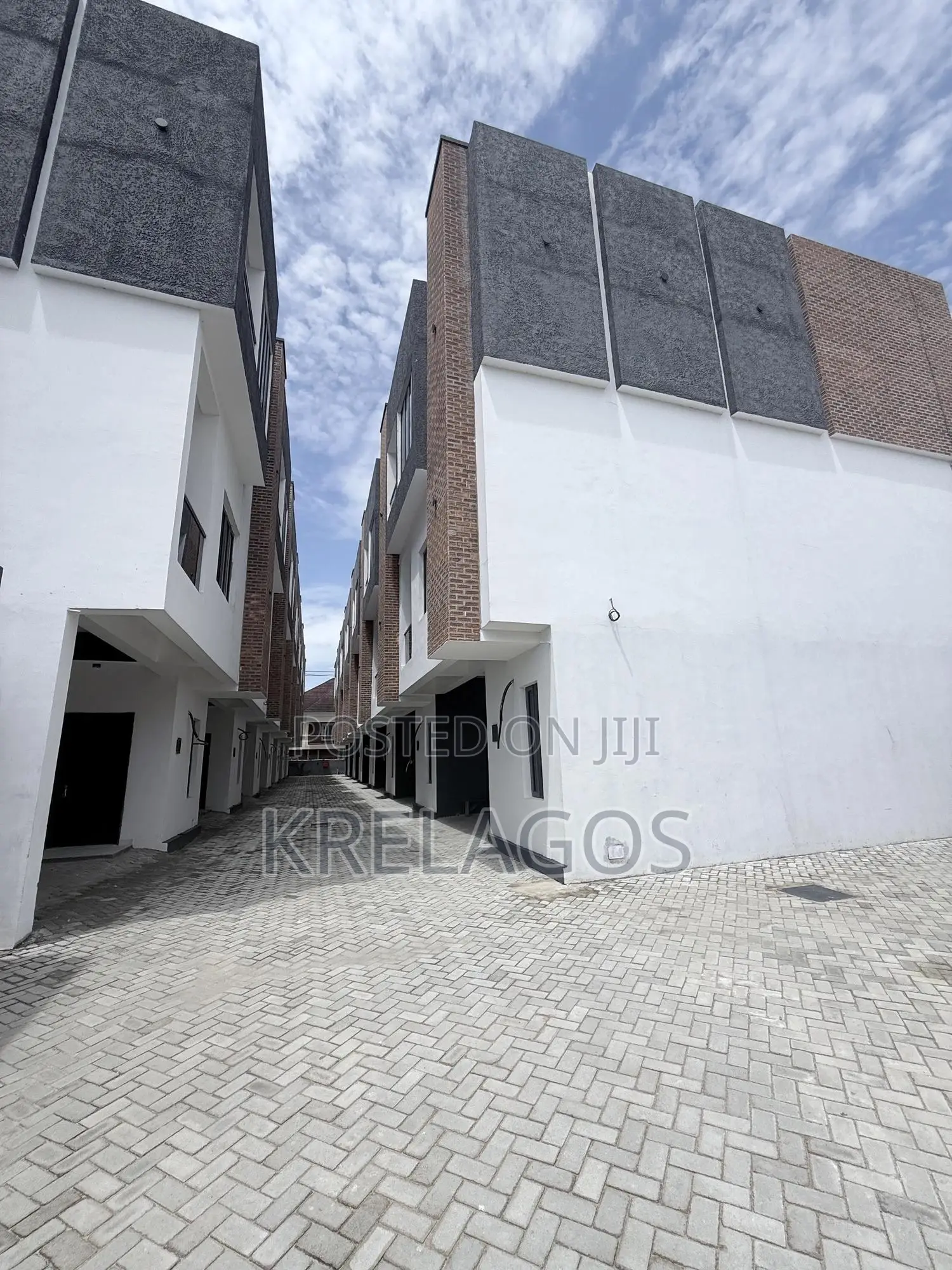 4bdrm Duplex in Ologolo for sale in Ologolo