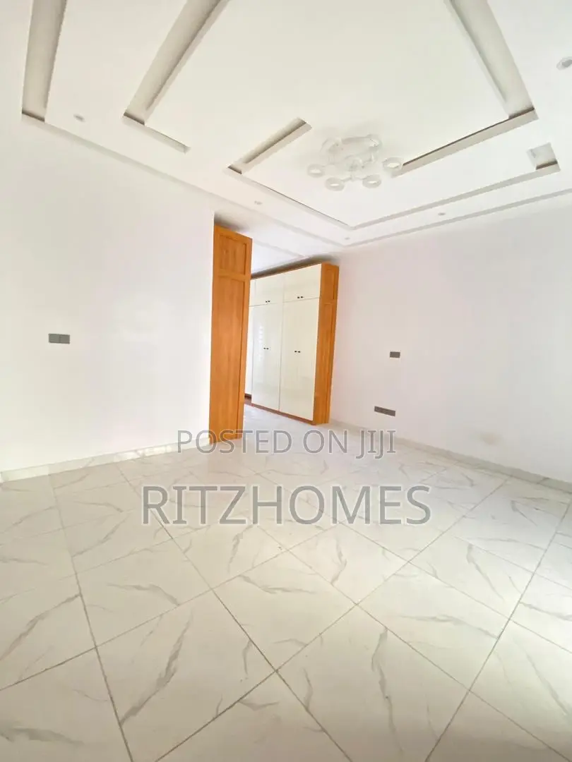 5bdrm Duplex in Ologolo for sale in Ologolo