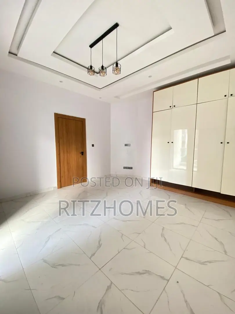 5bdrm Duplex in Ologolo for sale in Ologolo
