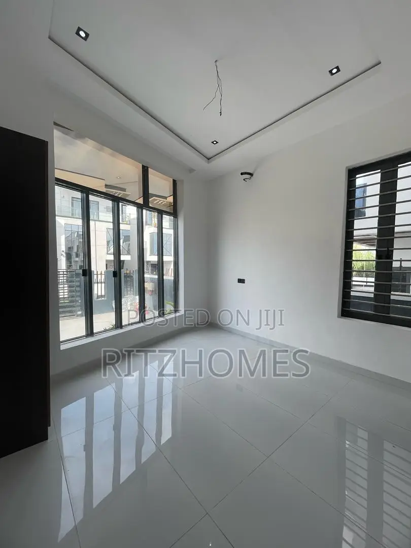 5bdrm Duplex in Off Lekki-Epe Expressway for sale in Off Lekki-Epe Expressway