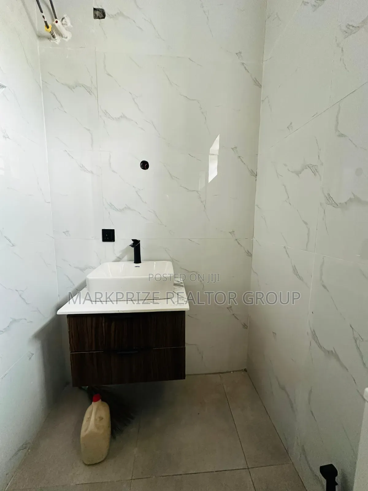 4bdrm Duplex in Allen Avenue for sale in Allen Avenue