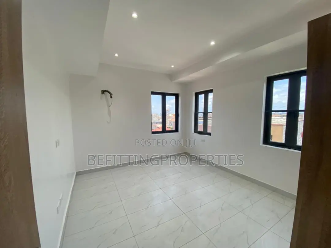3bdrm Block of Flats in Yaba for sale in Yaba