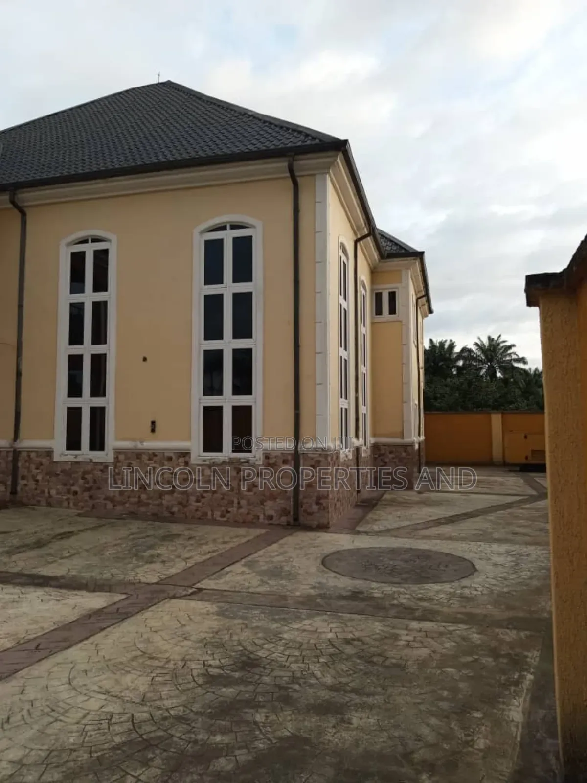 6bdrm Duplex in Idoro By Pepsi, Uyo for sale in Uyo