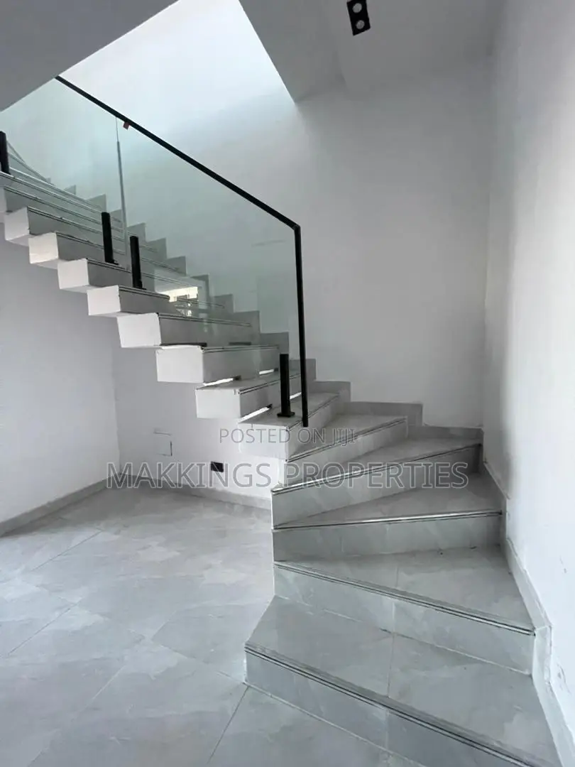 4bdrm Duplex in Ikota for rent in Ikota