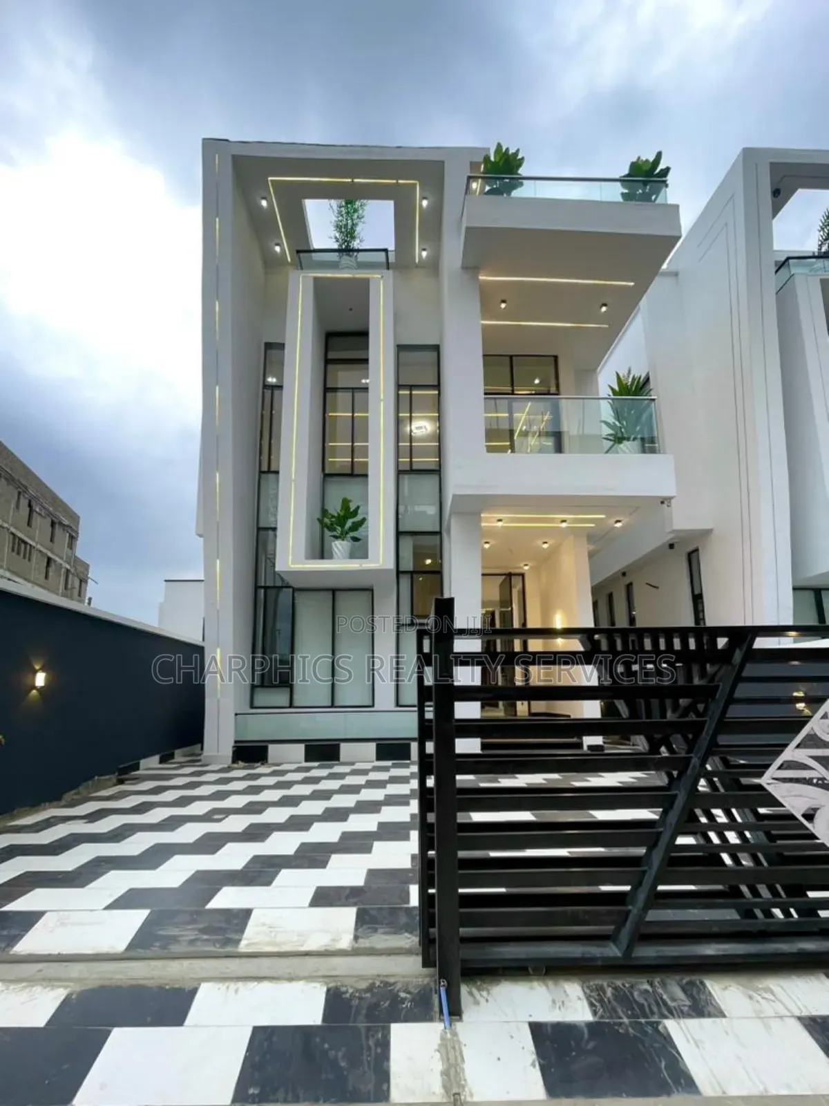 5bdrm Duplex in Chevron for sale in Chevron