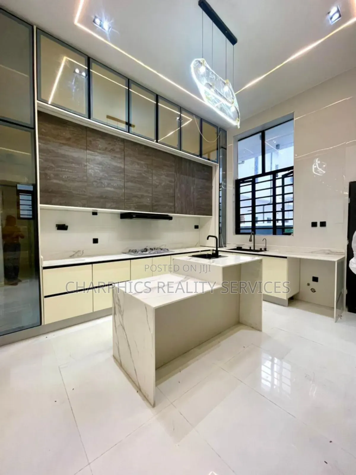 5bdrm Duplex in Chevron for sale in Chevron