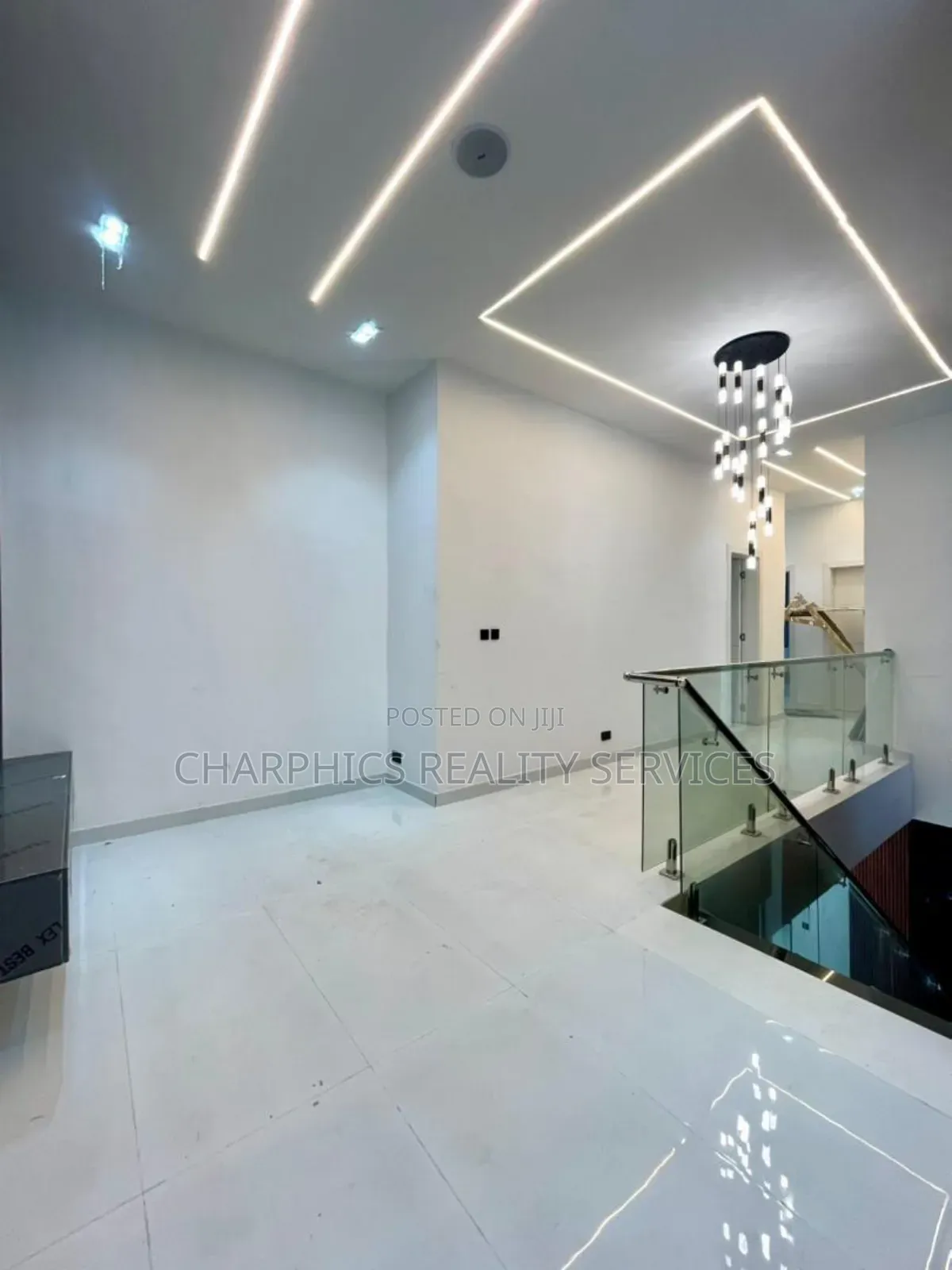 5bdrm Duplex in Chevron for sale in Chevron