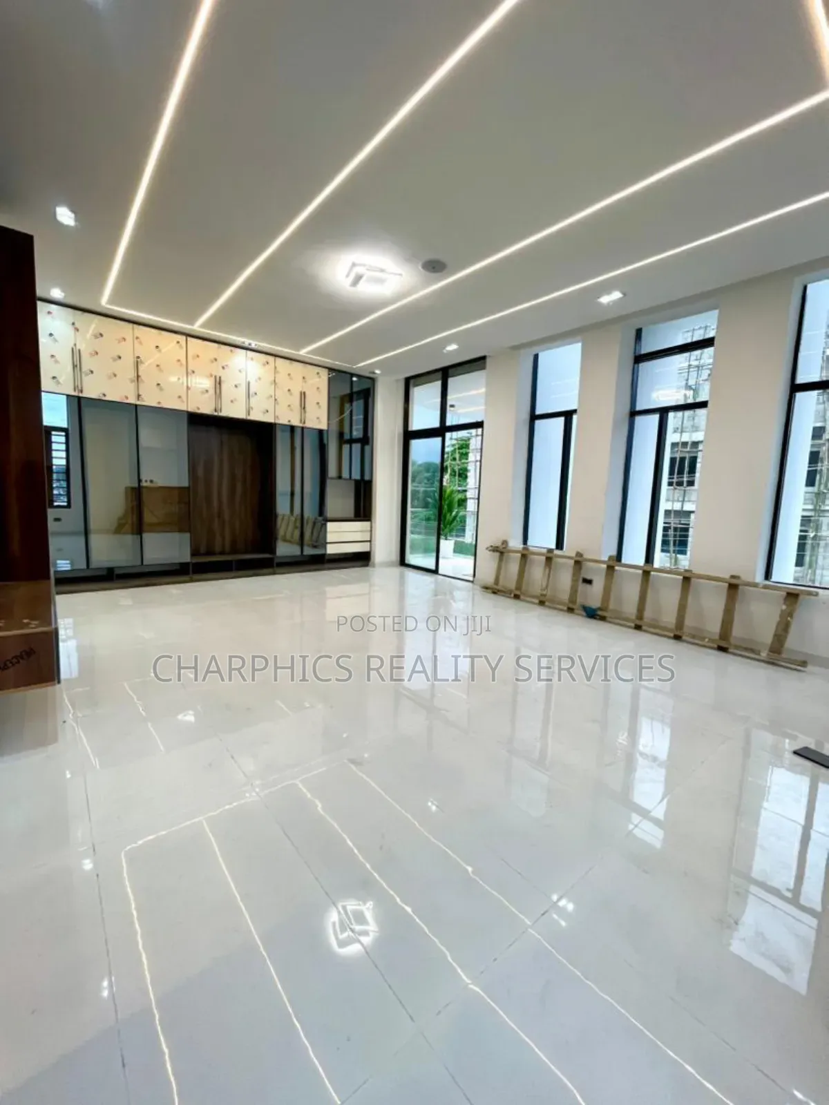 5bdrm Duplex in Chevron for sale in Chevron
