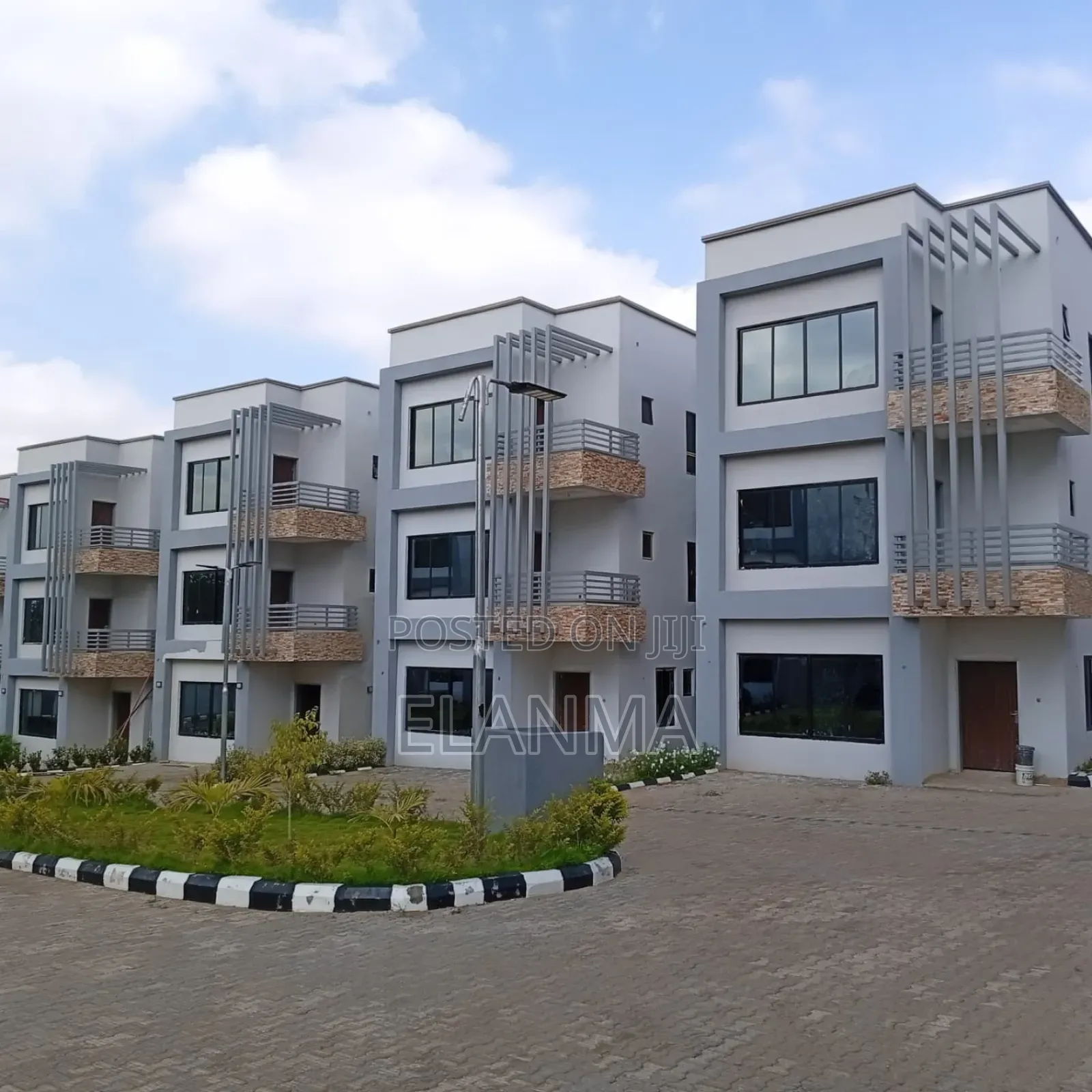 4bdrm Duplex in The Stage Residences, Kaura for sale in Kaura