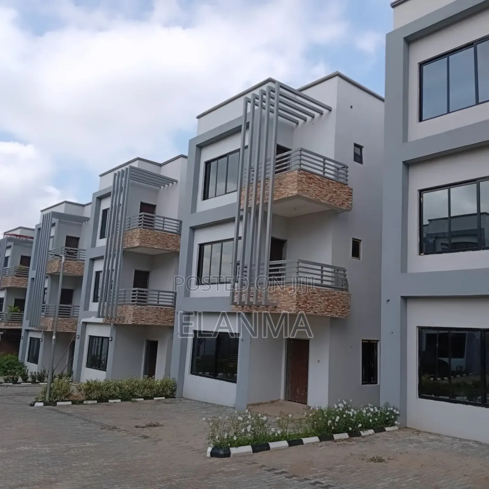 4bdrm Duplex in The Stage Residences, Kaura for sale in Kaura