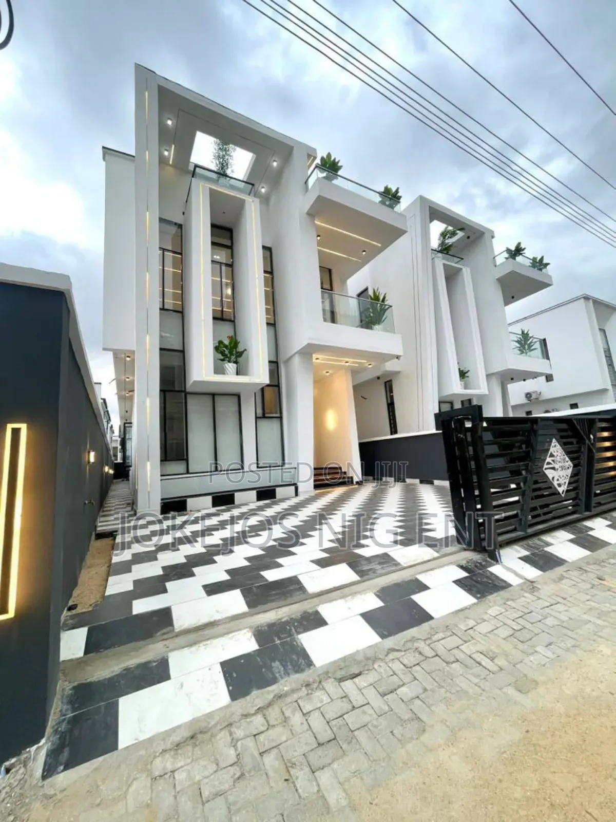 5bdrm Duplex in Chevron Drive for sale in Chevron