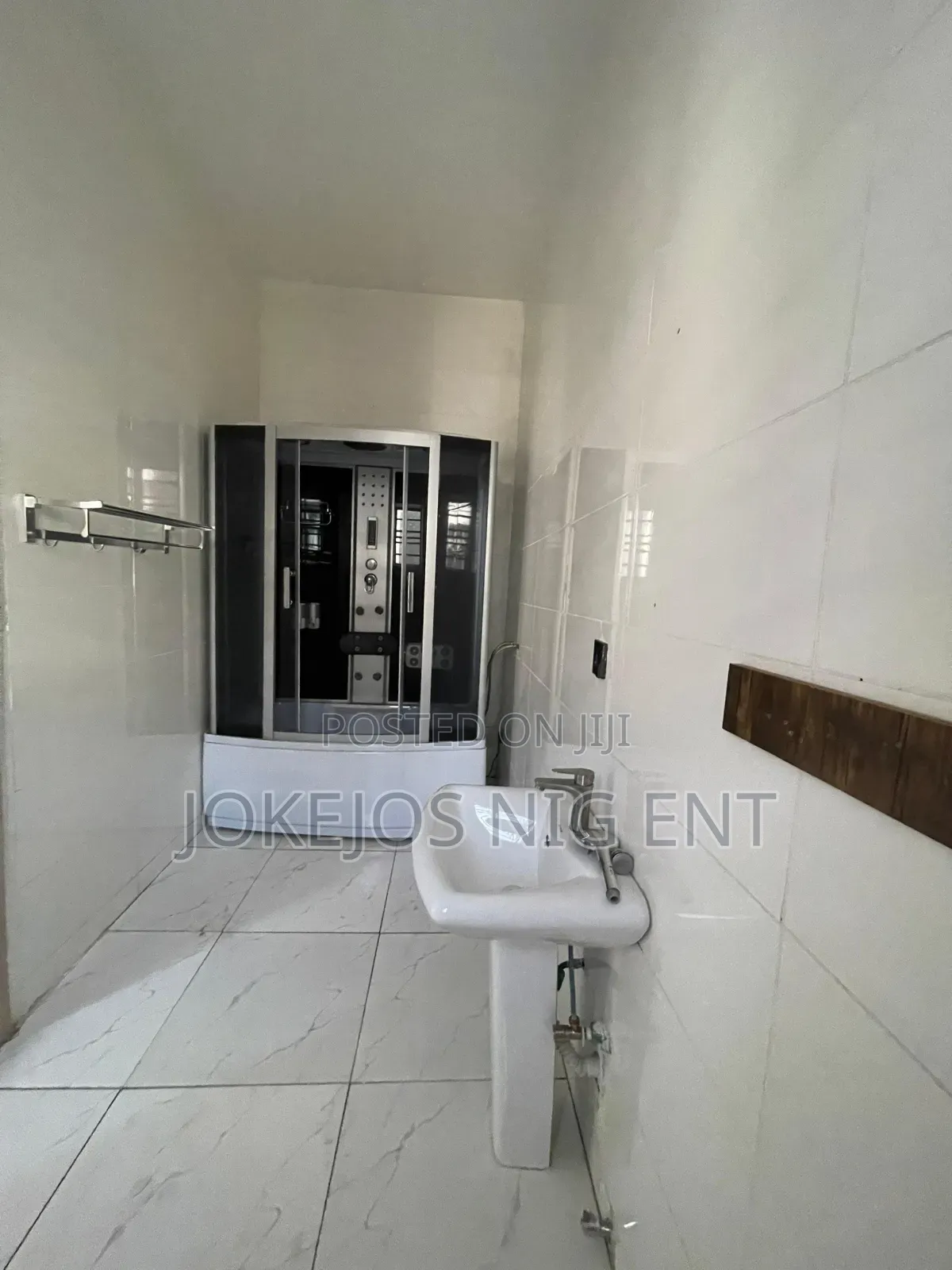 4bdrm Townhouse/Terrace in Orchid Road, Chevron for Sale in Chevron