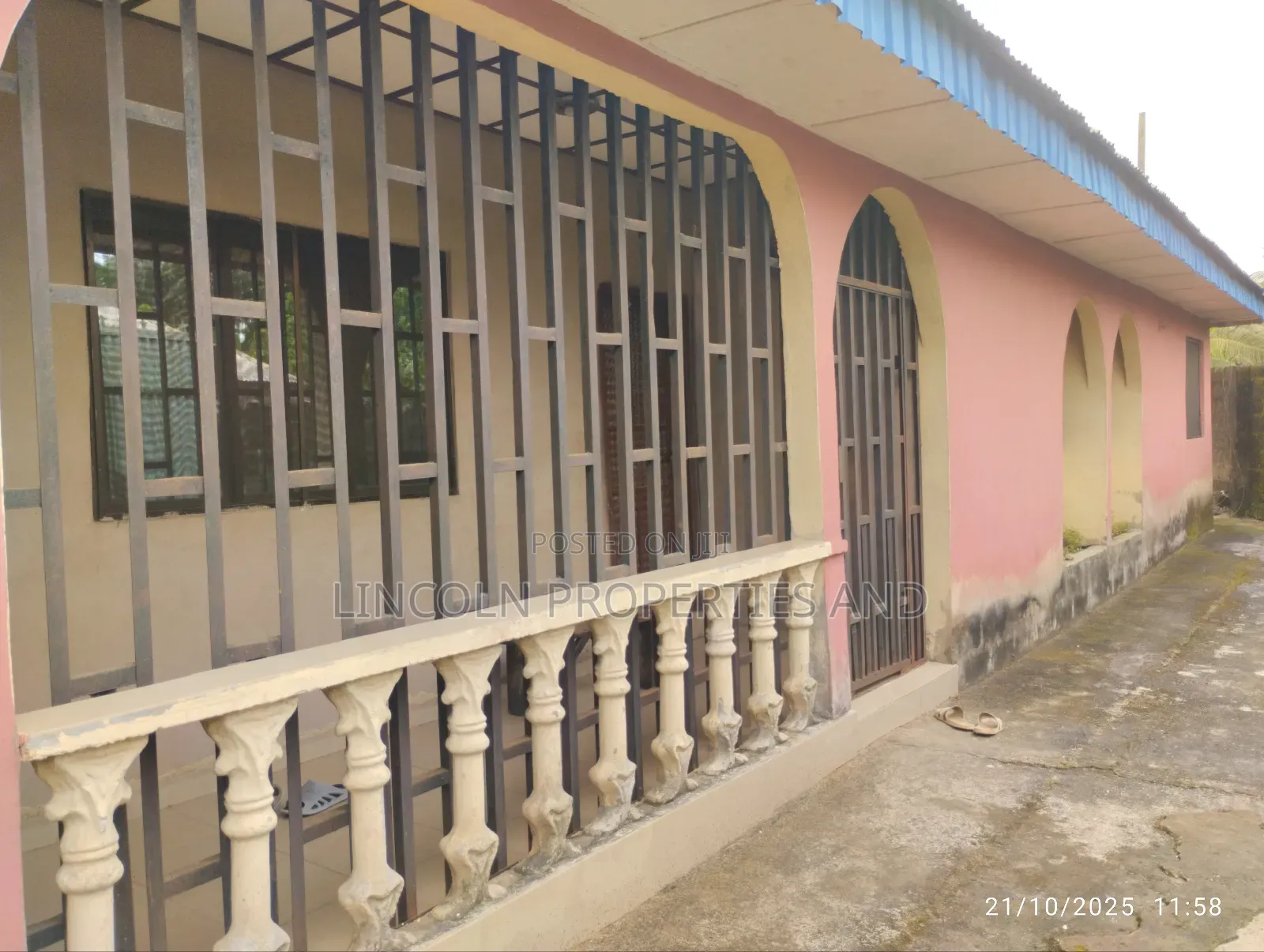 5bdrm Block of Flats in Abak Road, Uyo for sale in Uyo