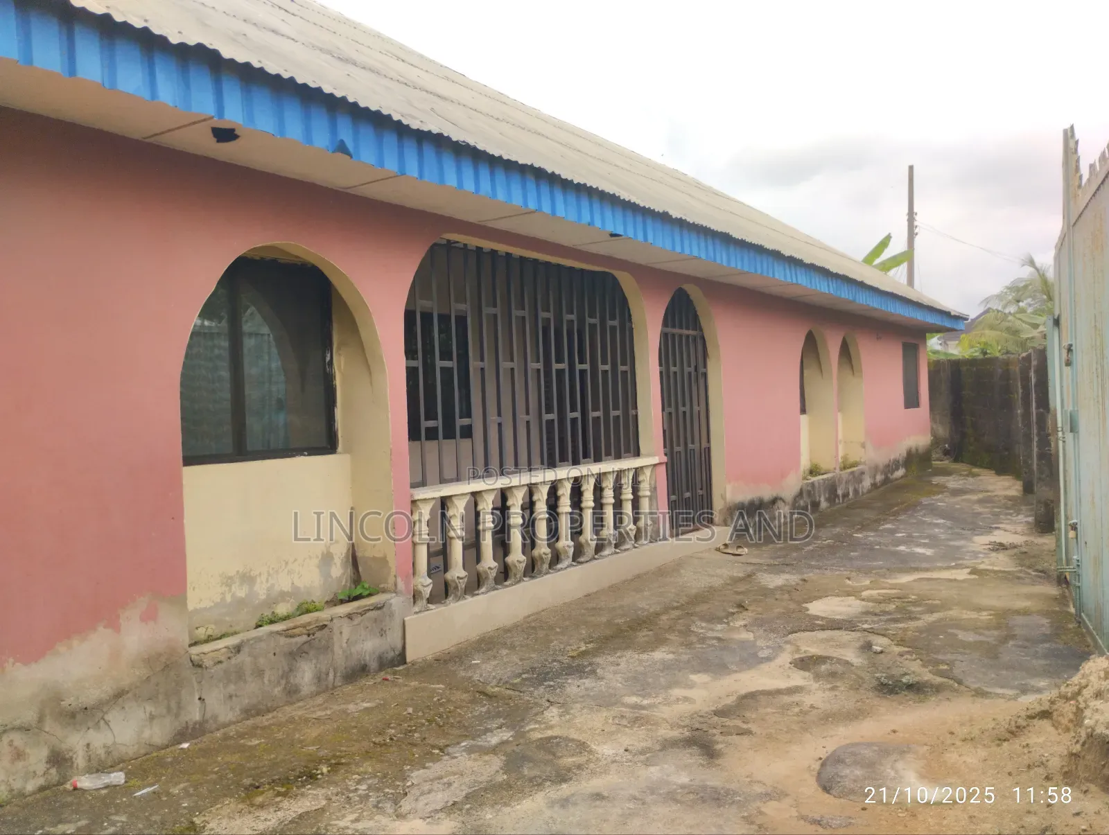 5bdrm Block of Flats in Abak Road, Uyo for sale in Uyo