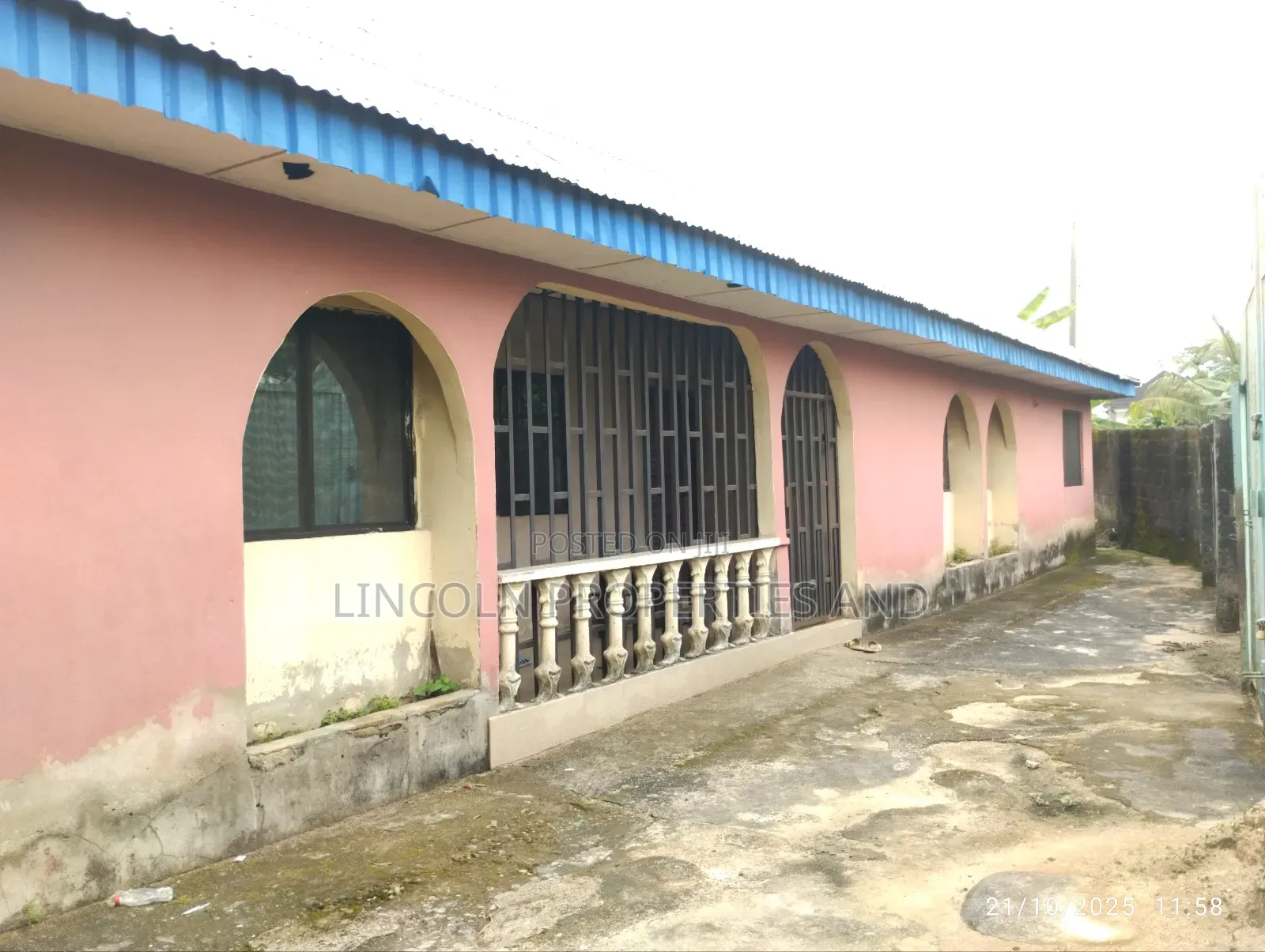 5bdrm Block of Flats in Abak Road, Uyo for sale in Uyo