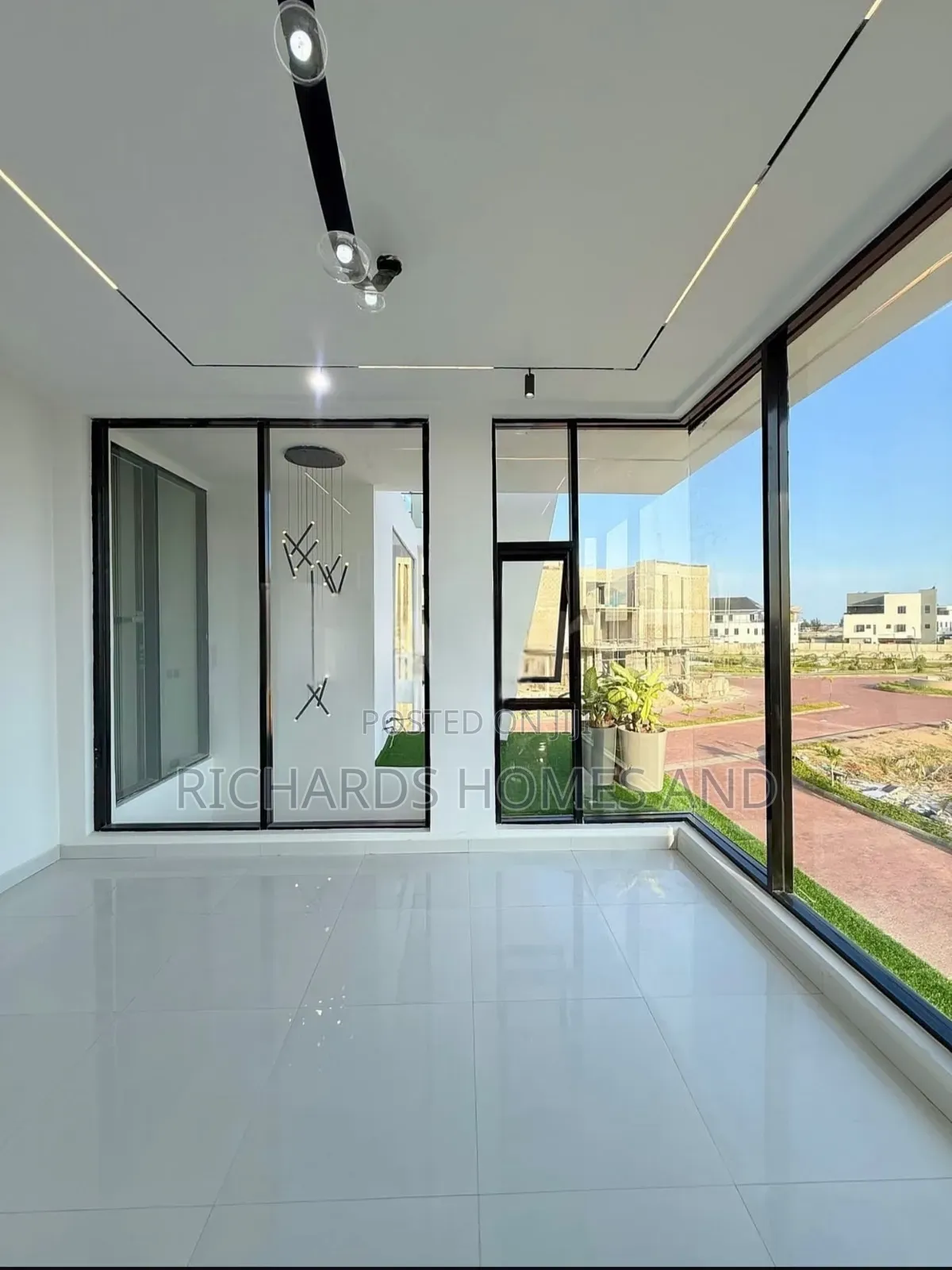 5bdrm House in Osapa london for sale in Osapa london