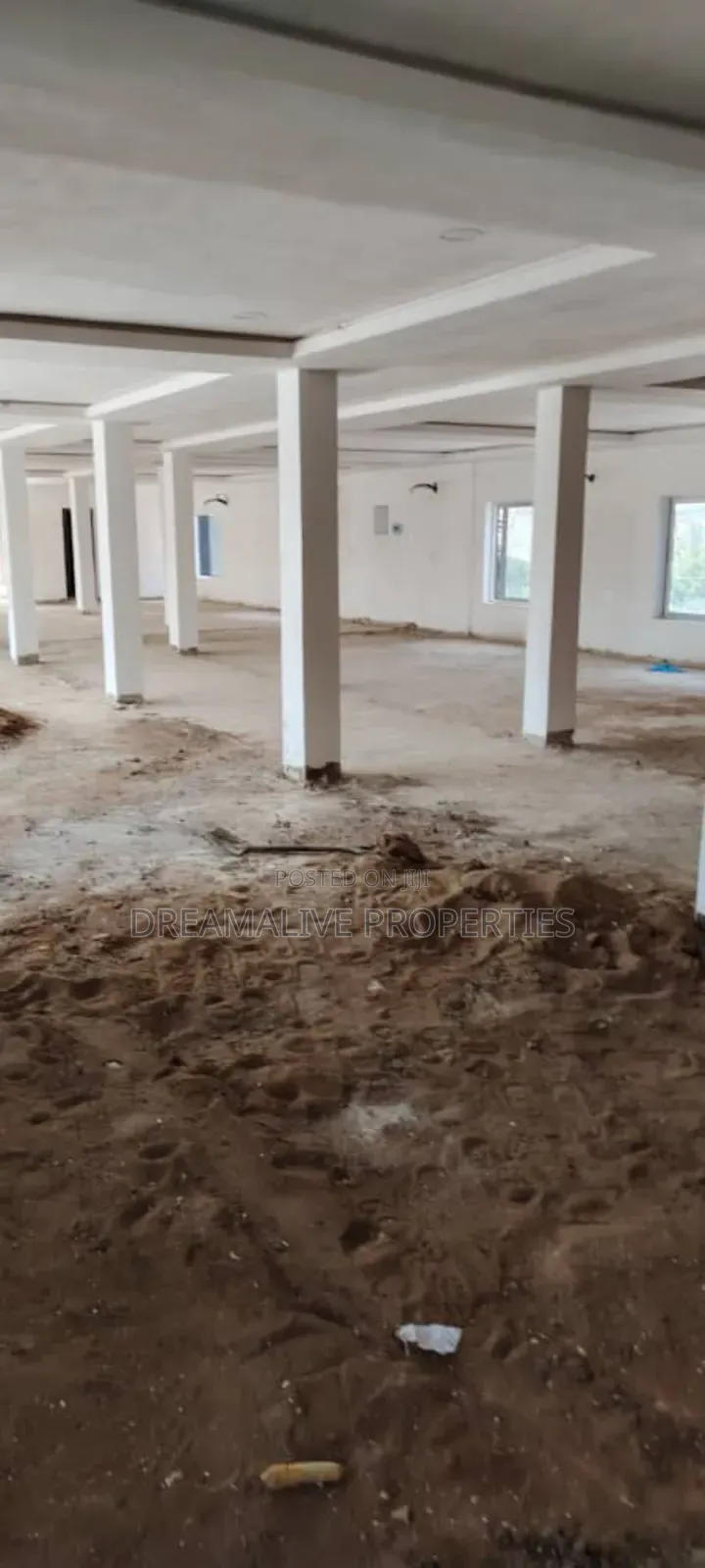 Showroom Space in Zone 2 / Wuse