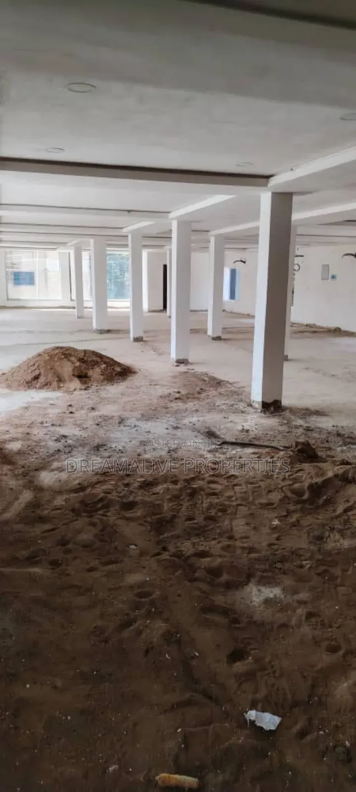 Showroom Space in Zone 2 / Wuse