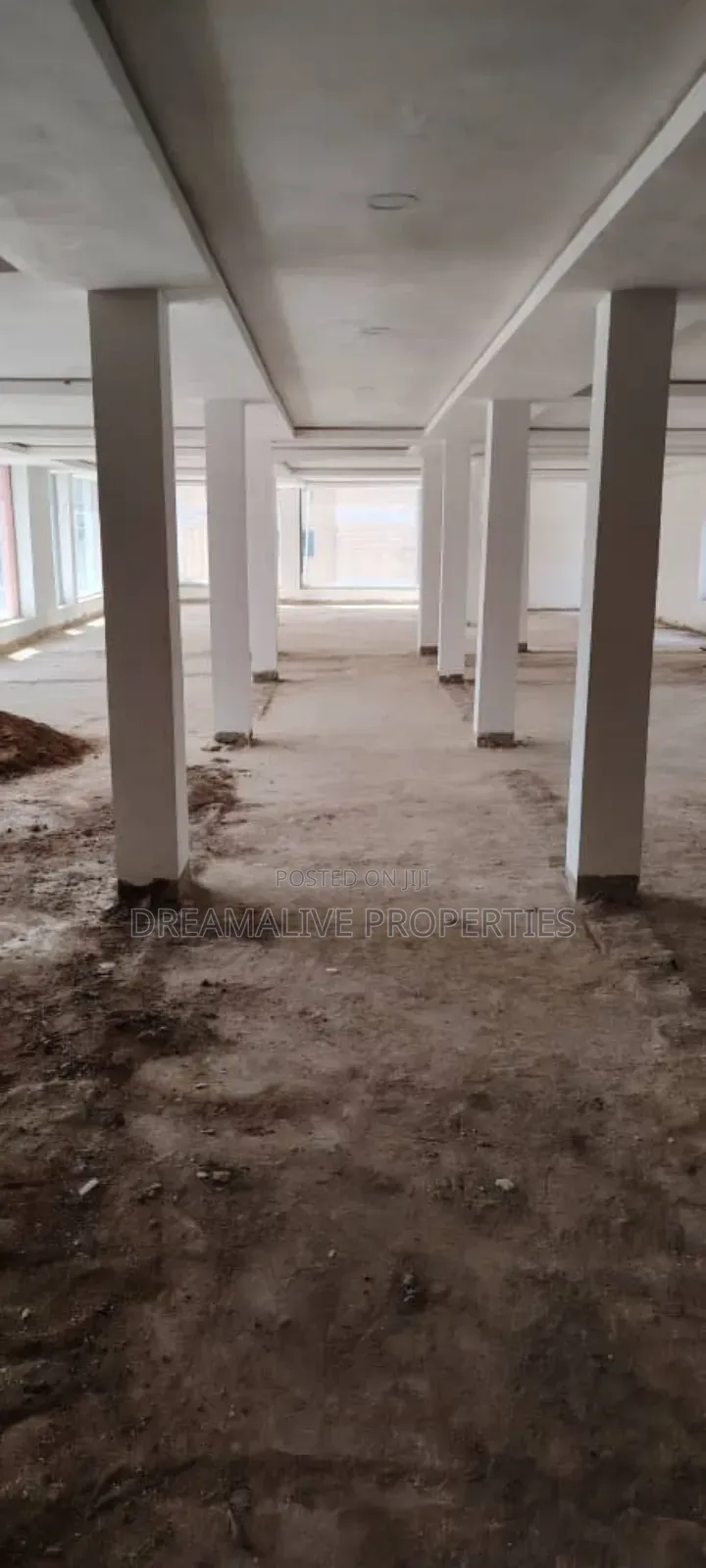 Showroom Space in Zone 2 / Wuse
