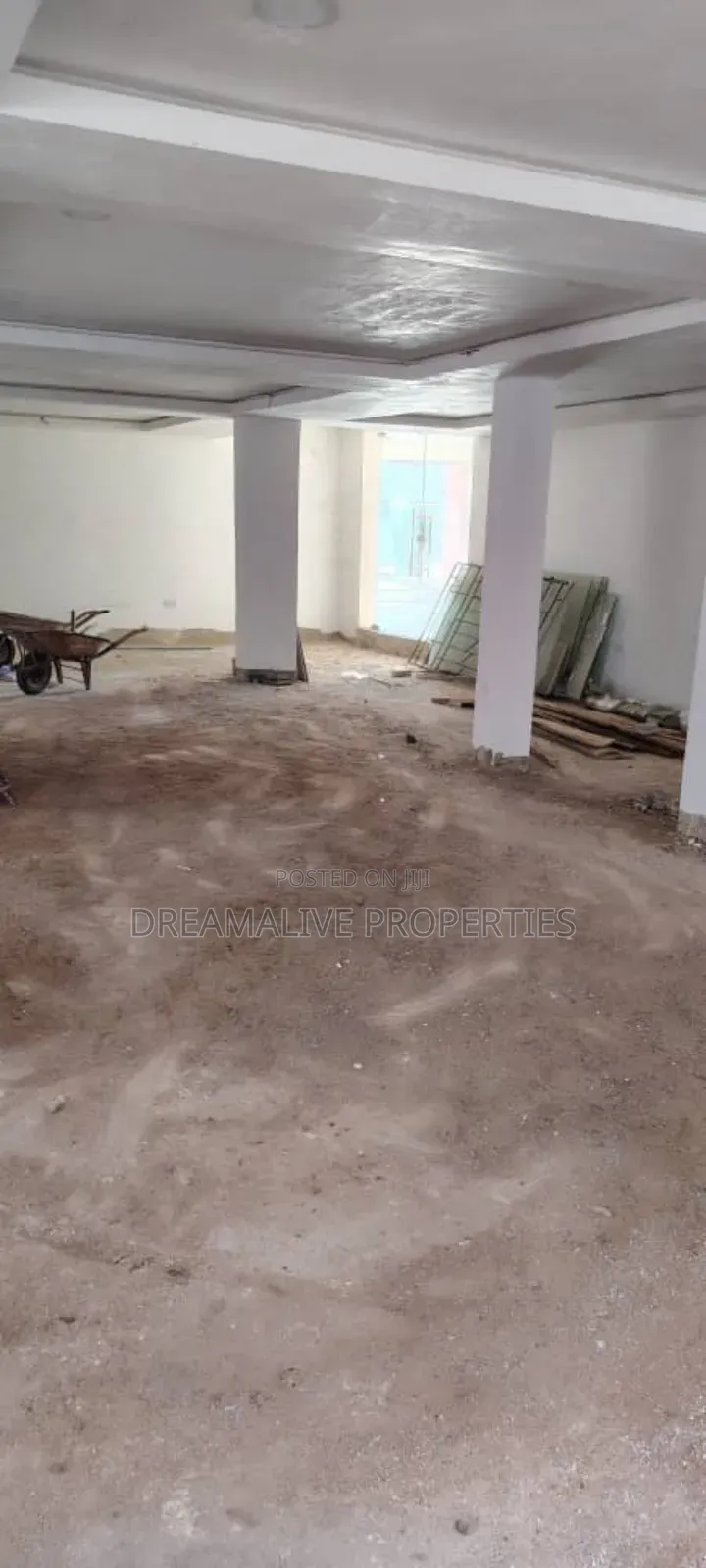 Showroom Space in Zone 2 / Wuse