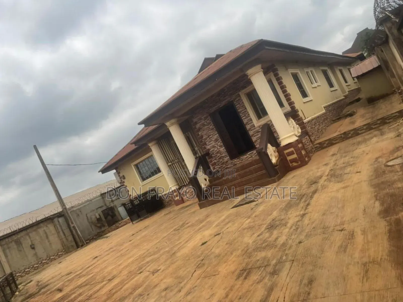 6bdrm Block of Flats in Elewuro Estate, Akobo for sale in Akobo