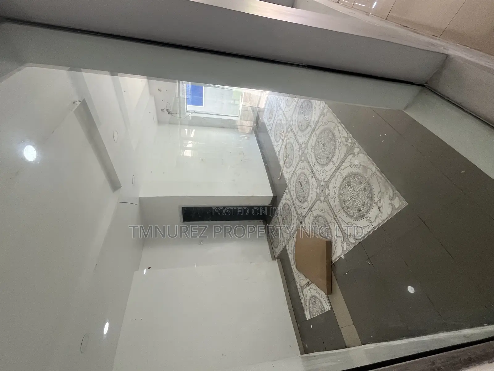 Shop to Let in Lekki Phase 1 in Lekki