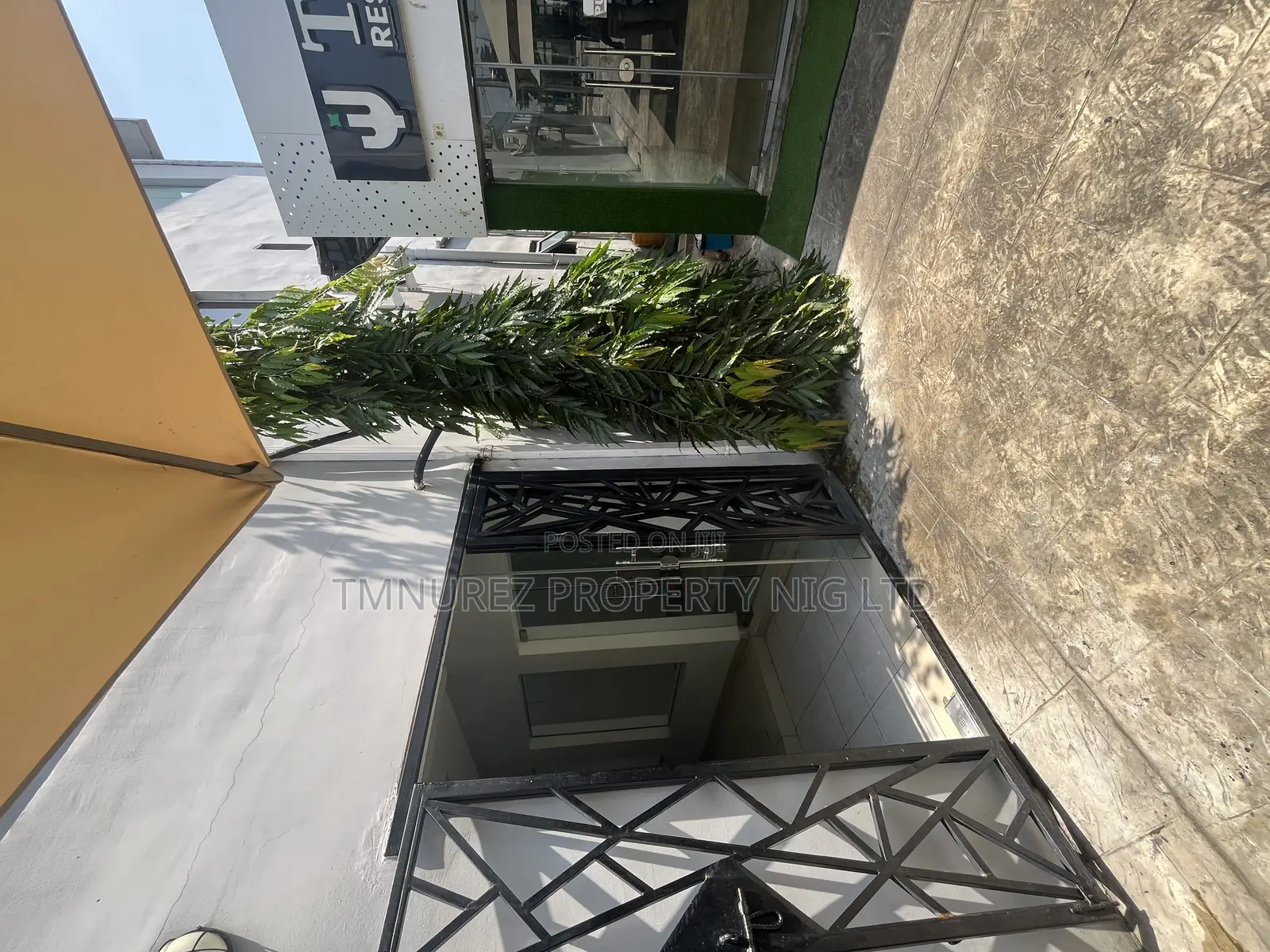 Shop to Let in Lekki Phase 1 in Lekki